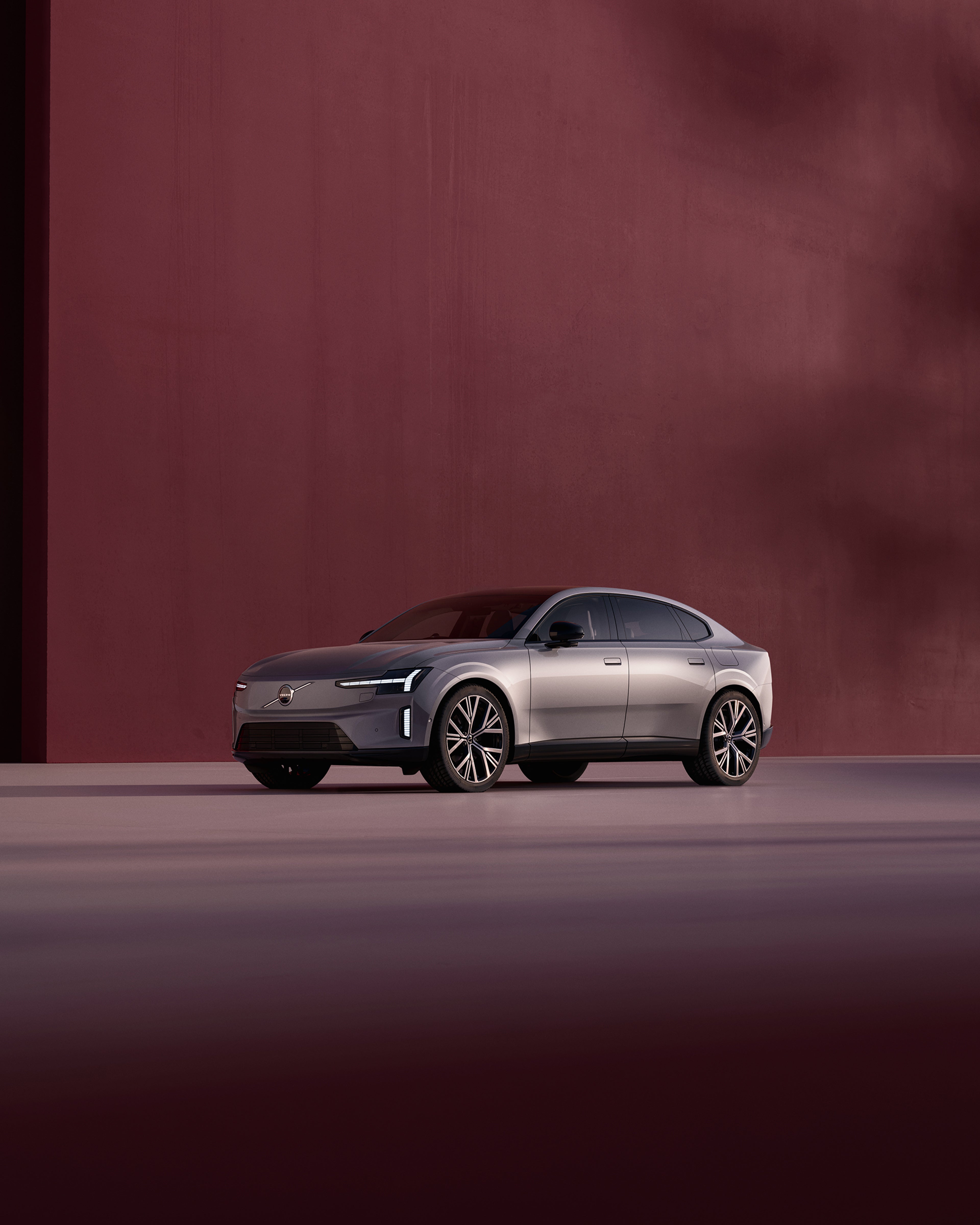 Pilnībā elektriskās Volvo ES90 skats no priekšpuses.