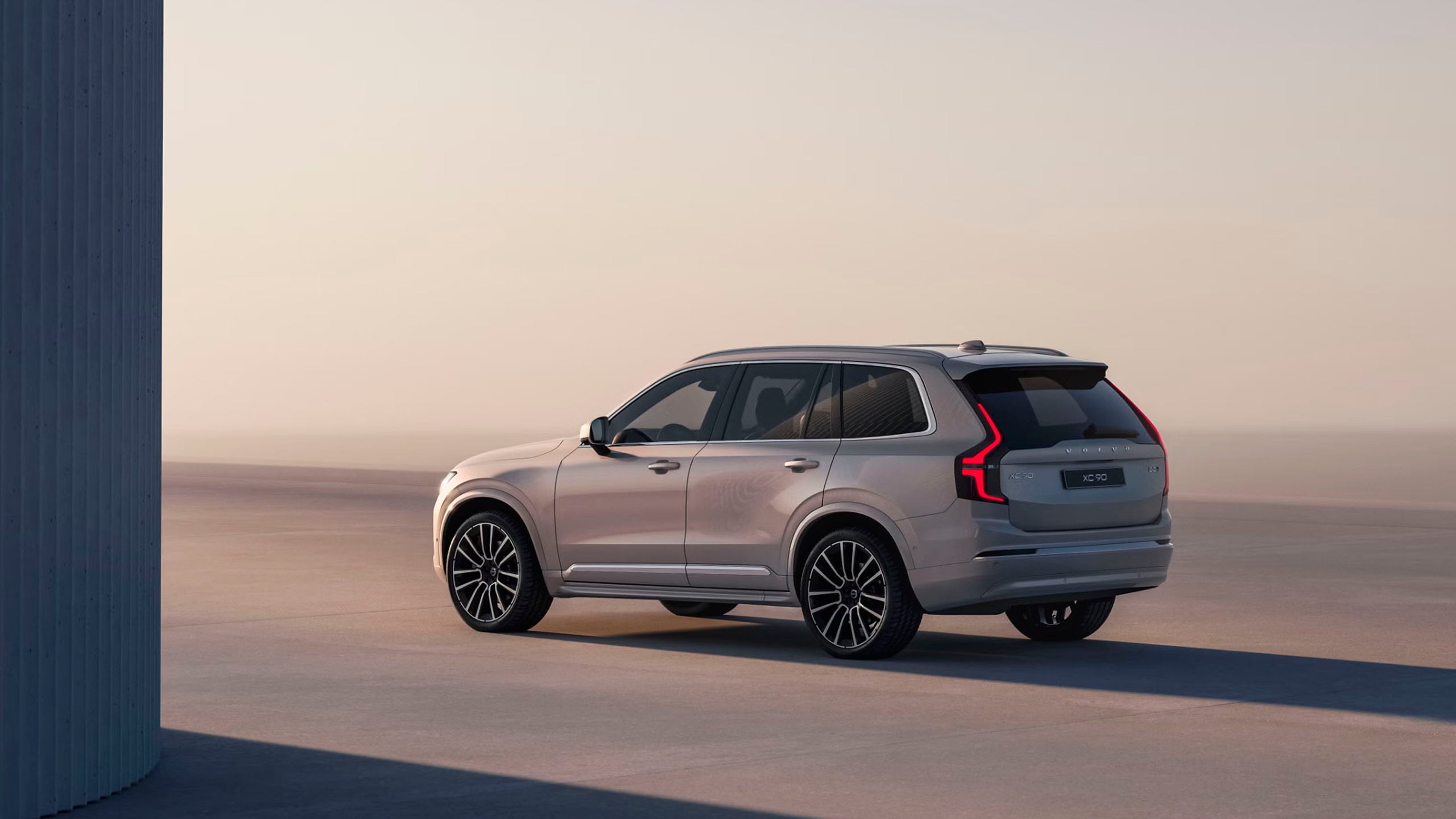 Vista lateral del Volvo XC90 en un patio exterior