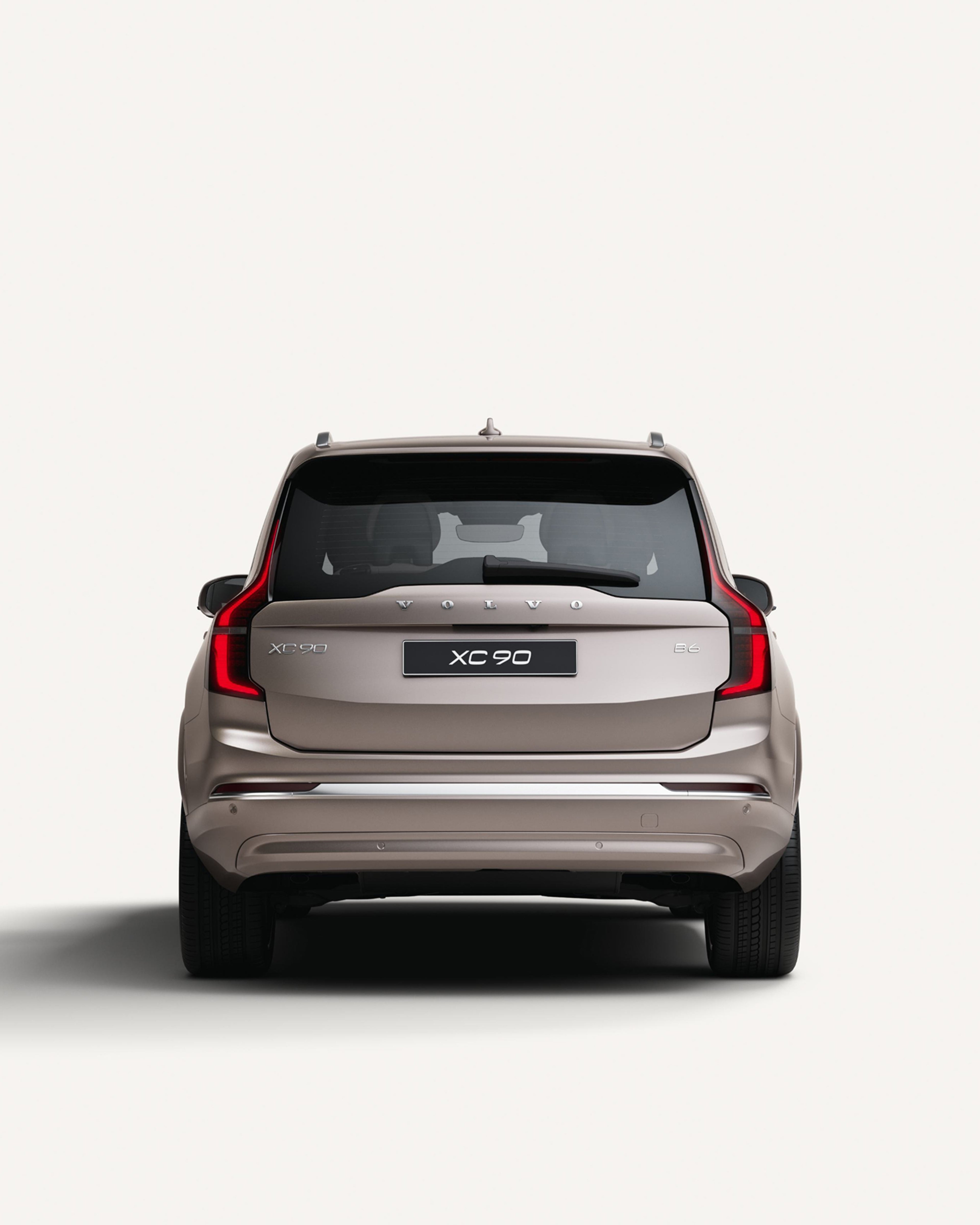 Rückansicht des Volvo XC90 in einer weißen Studioumgebung.