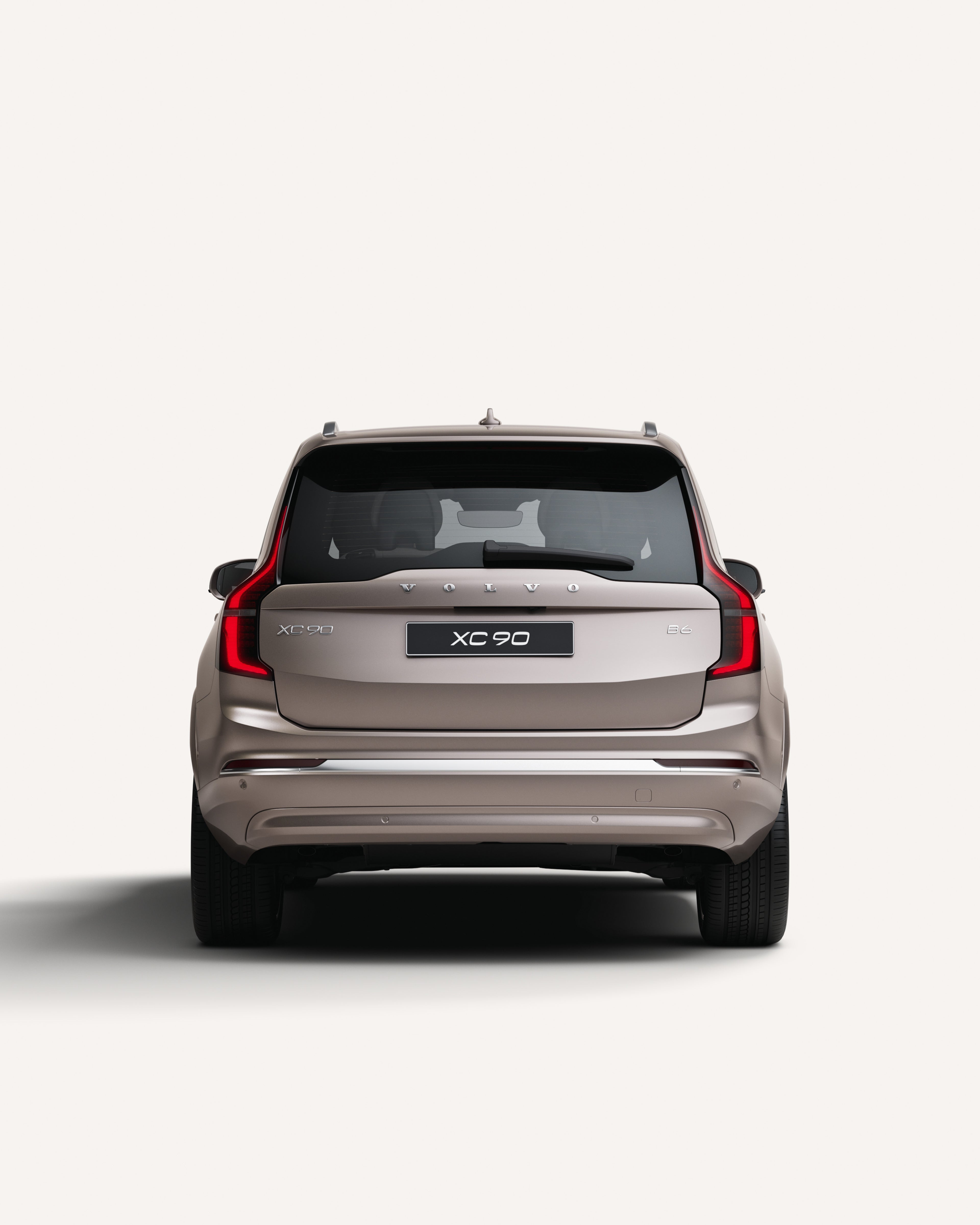 Vista trasera del Volvo XC90 en un entorno de un estudio blanco.