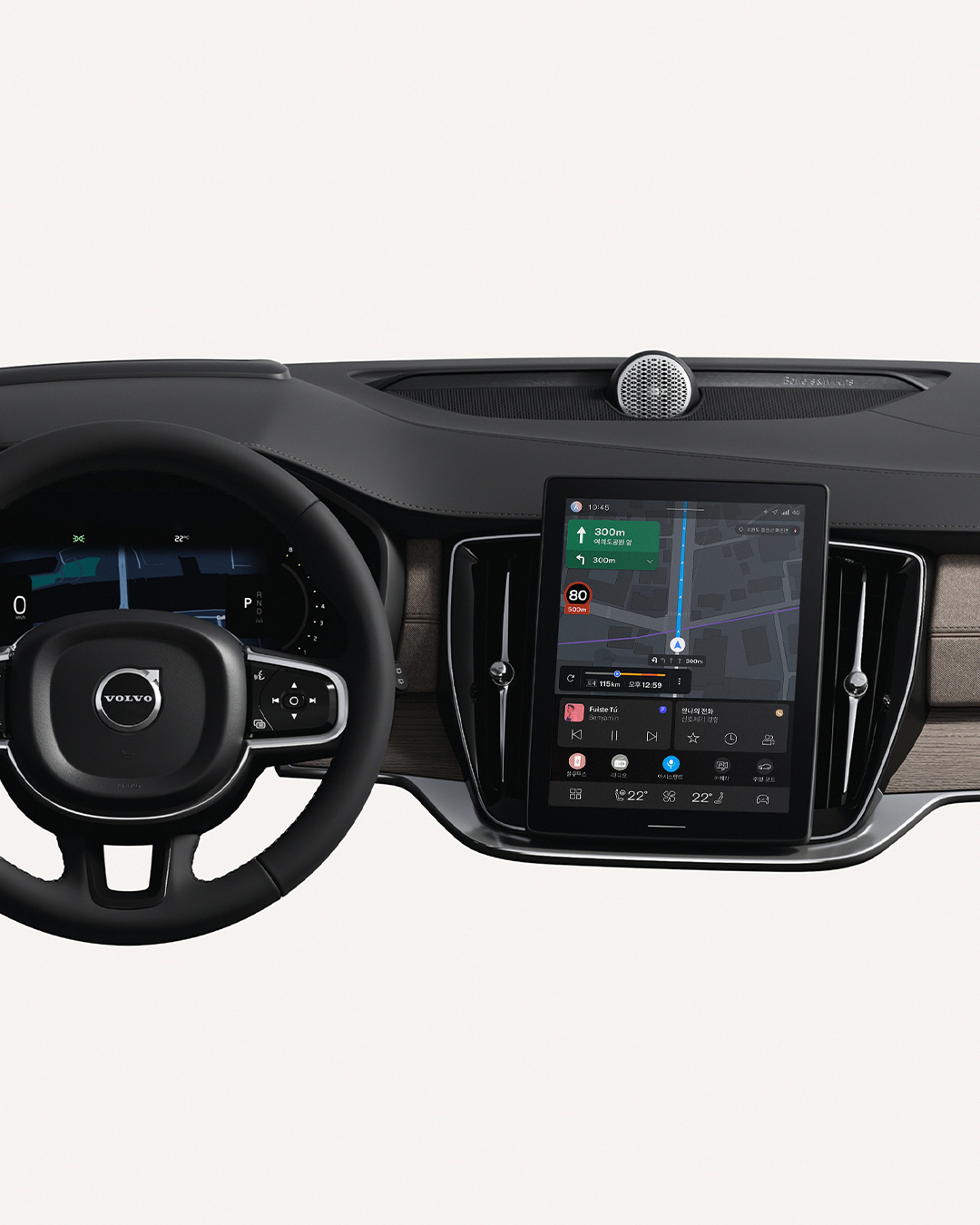 스티어링 휠과 터치스크린을 포함한 볼보 XC90 대시보드 내부 모습.