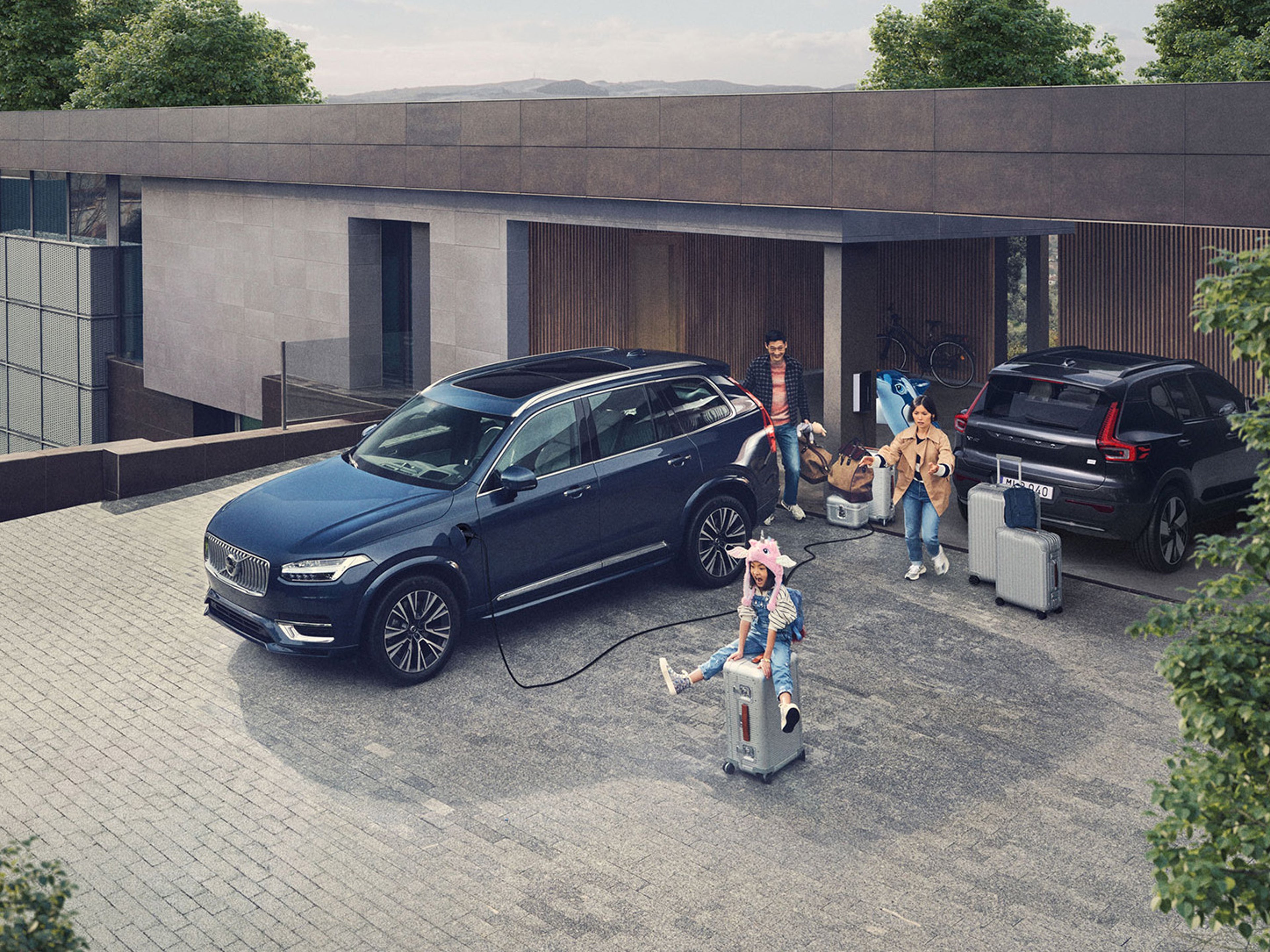 სრულად ელექტრო SUV-ის, მწვანე Volvo XC40 Recharge-ის გვერდითი პროფილი.