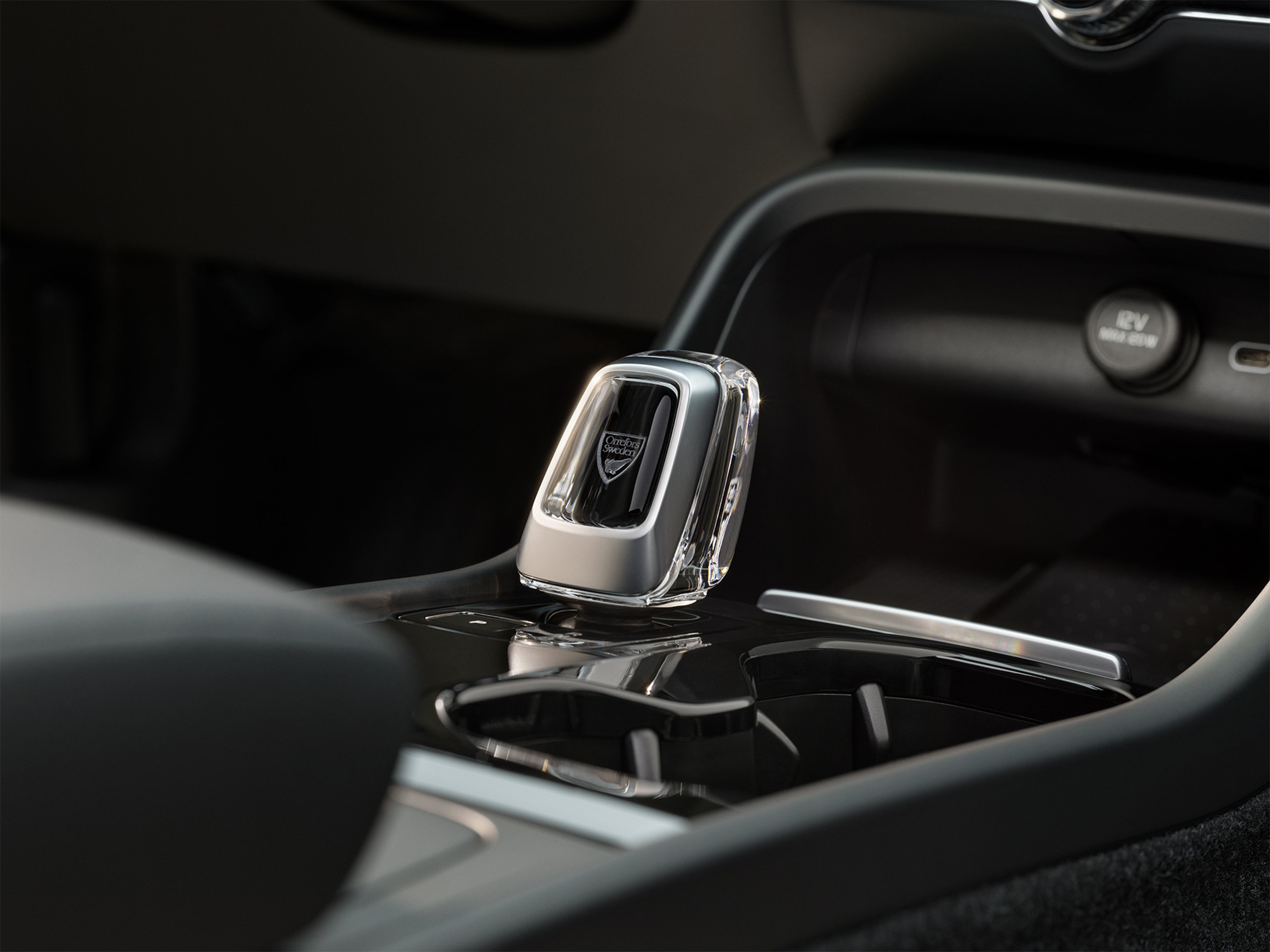 Een versnellingspook van echt Zweeds kristal van Orrefors in een Volvo XC40 Recharge plug-inhybride.