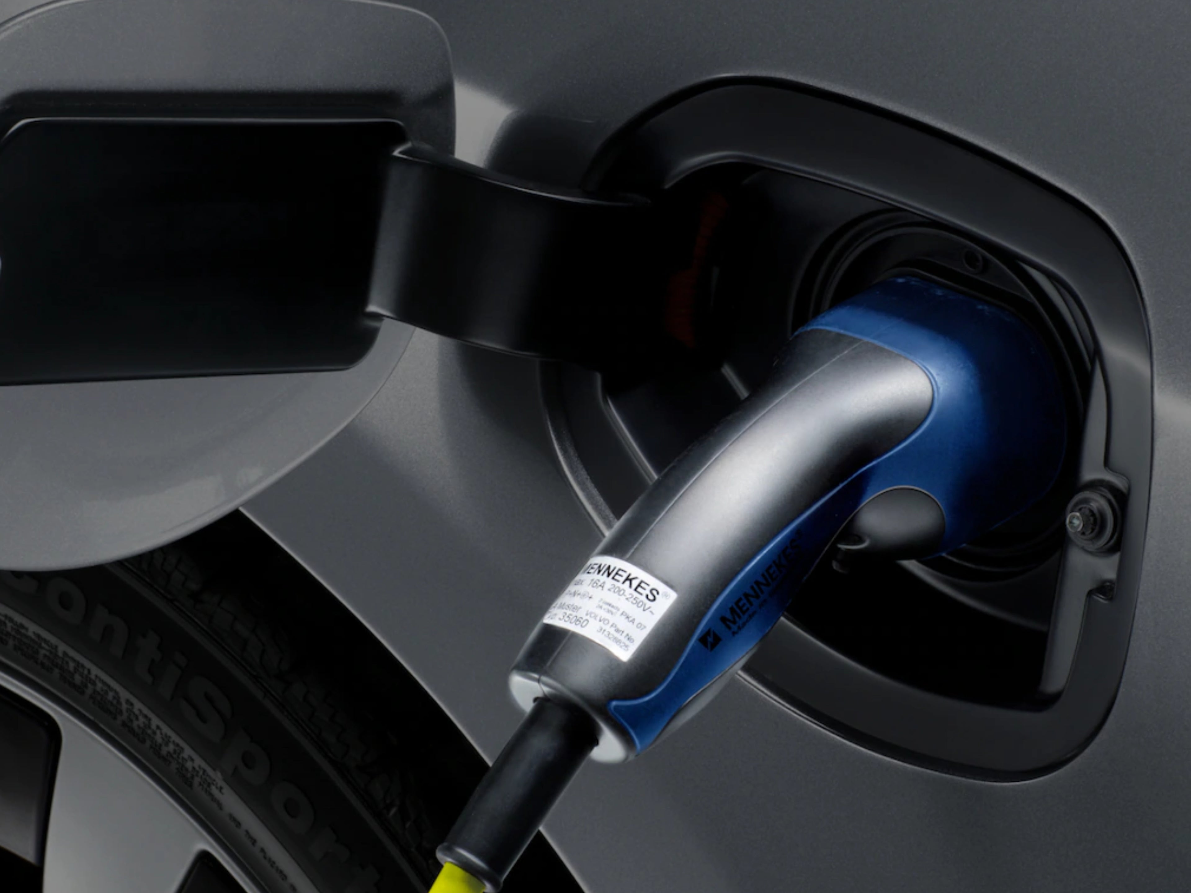 Una Volvo V90 nera dal davanti