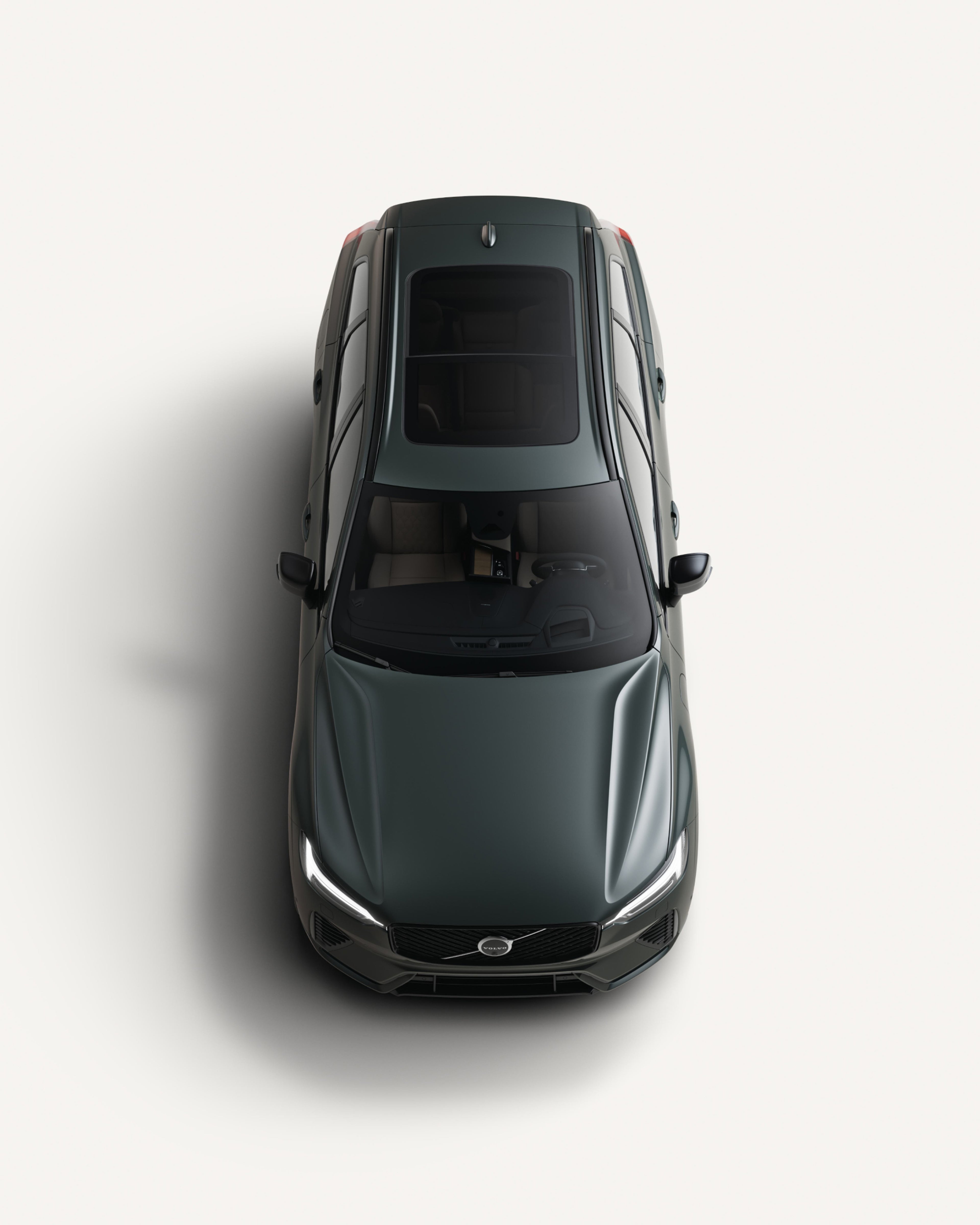 Vista aerea del SUV di medie dimensioni Volvo XC60 Plug-in Hybrid in uno studio bianco.