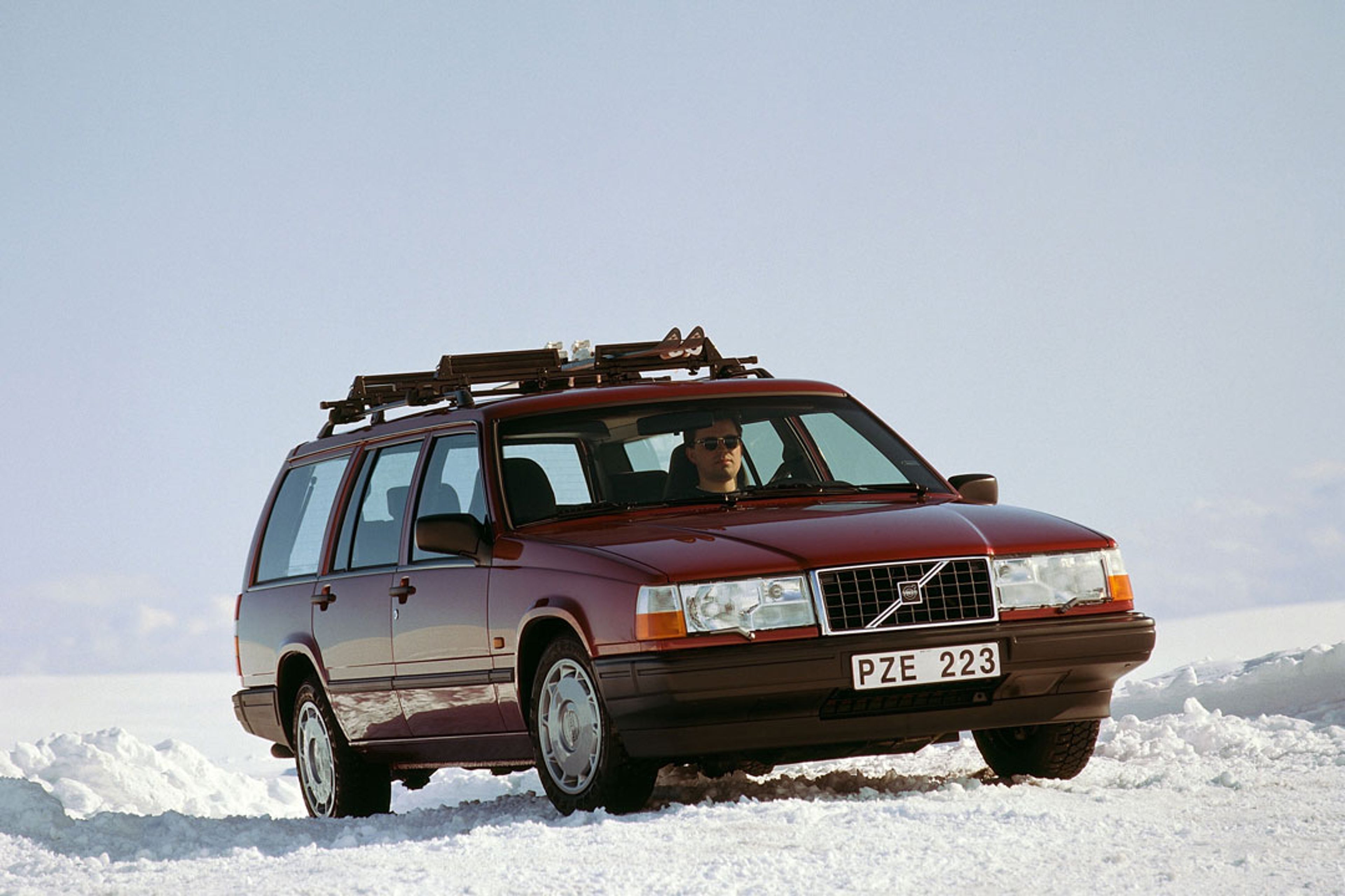Un Volvo 940 Estate circulando por un paisaje nevado.