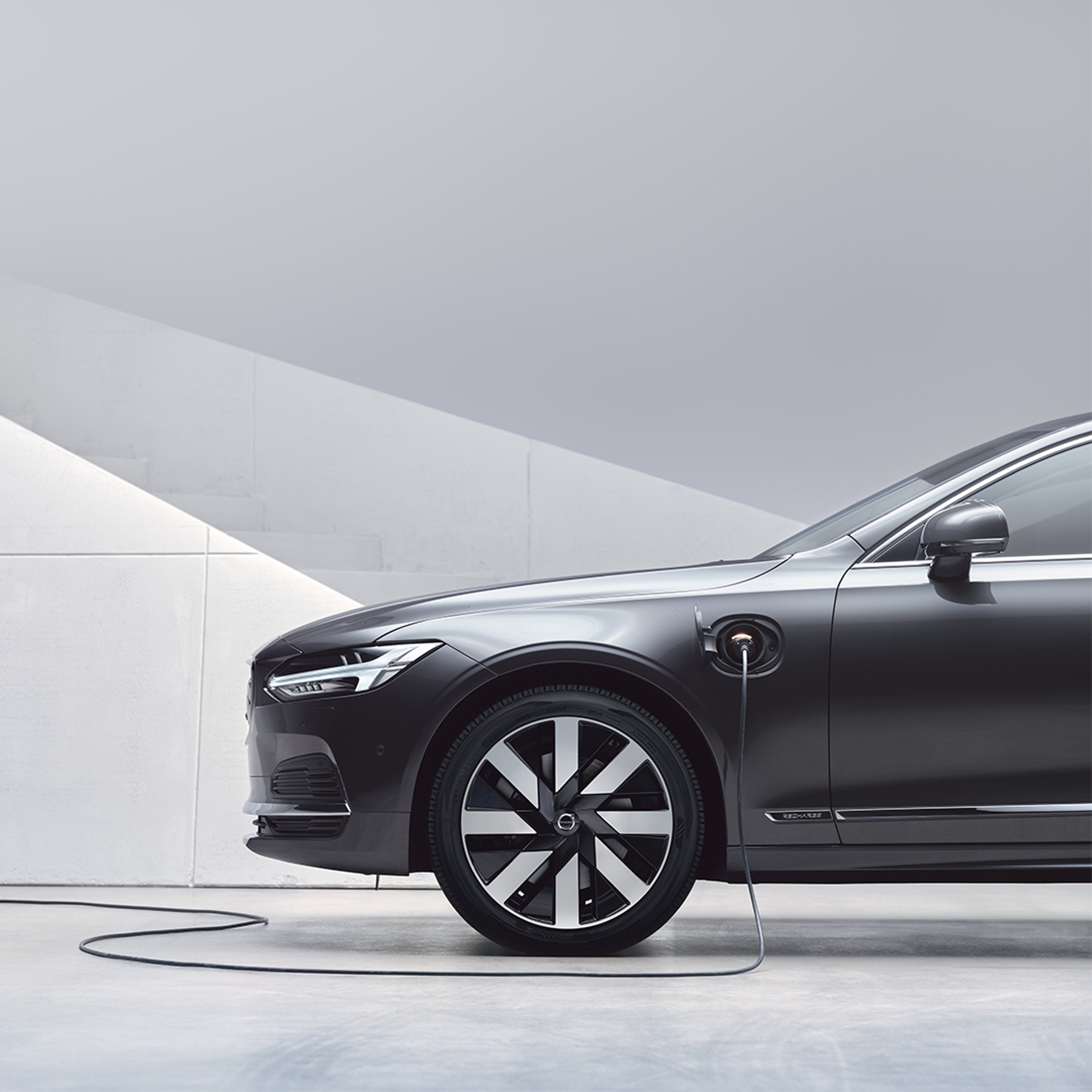 Aerodynamic wheel design on the Volvo S90 Recharge.