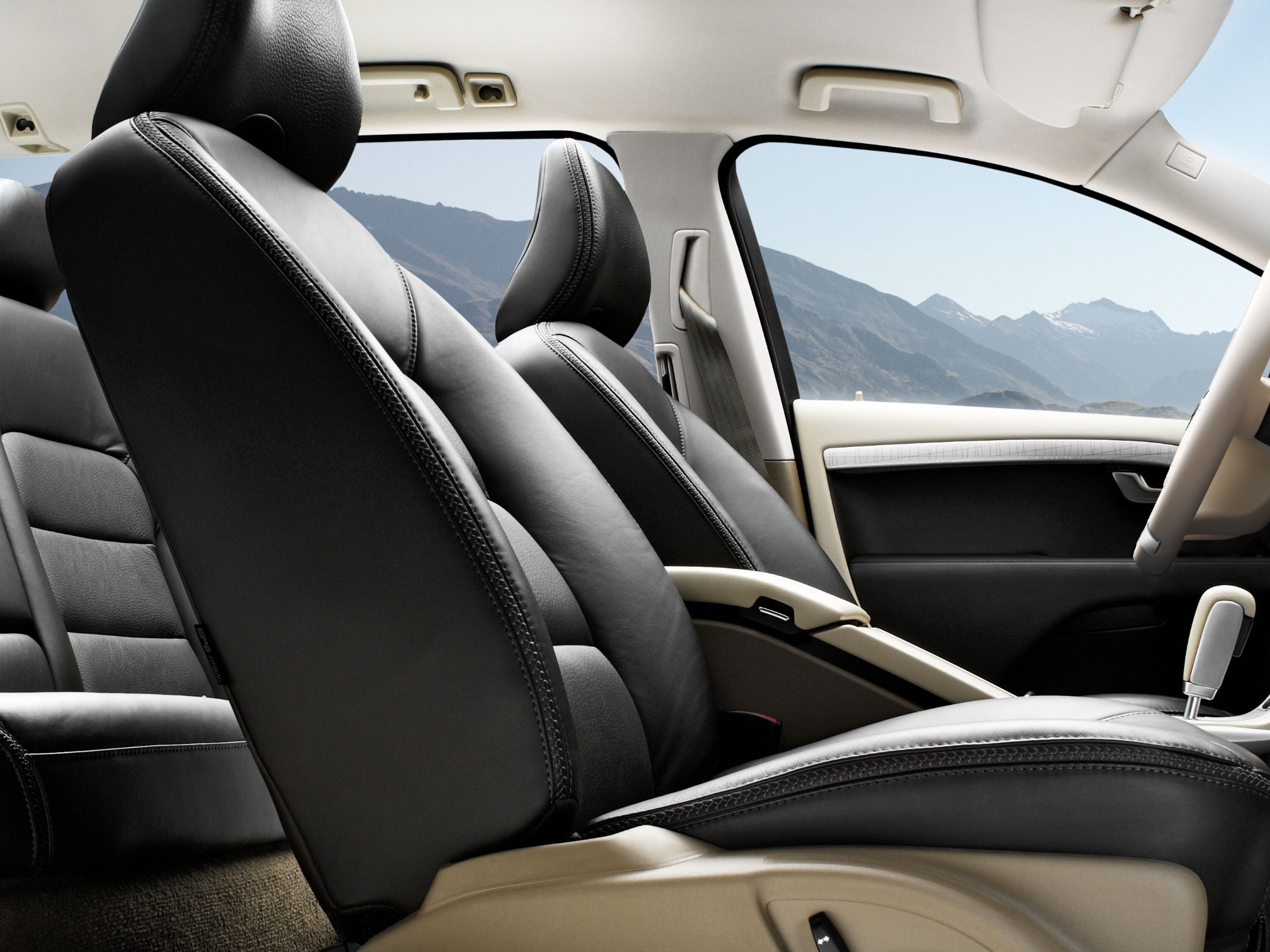 Una imagen que muestra los asientos delanteros de un Volvo XC70.