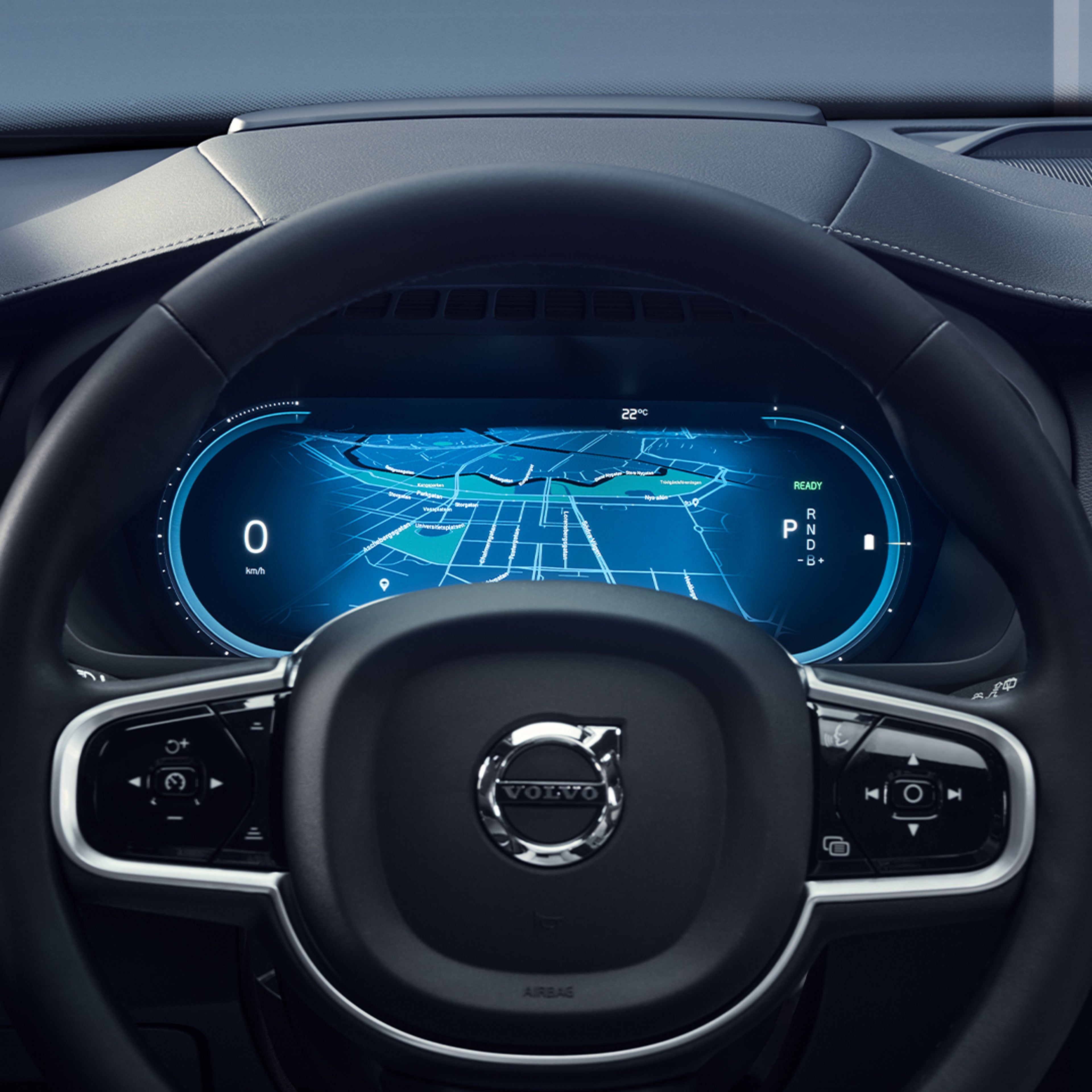Pantalla de información al conductor detrás del volante del Volvo XC90 Recharge híbrido enchufable.