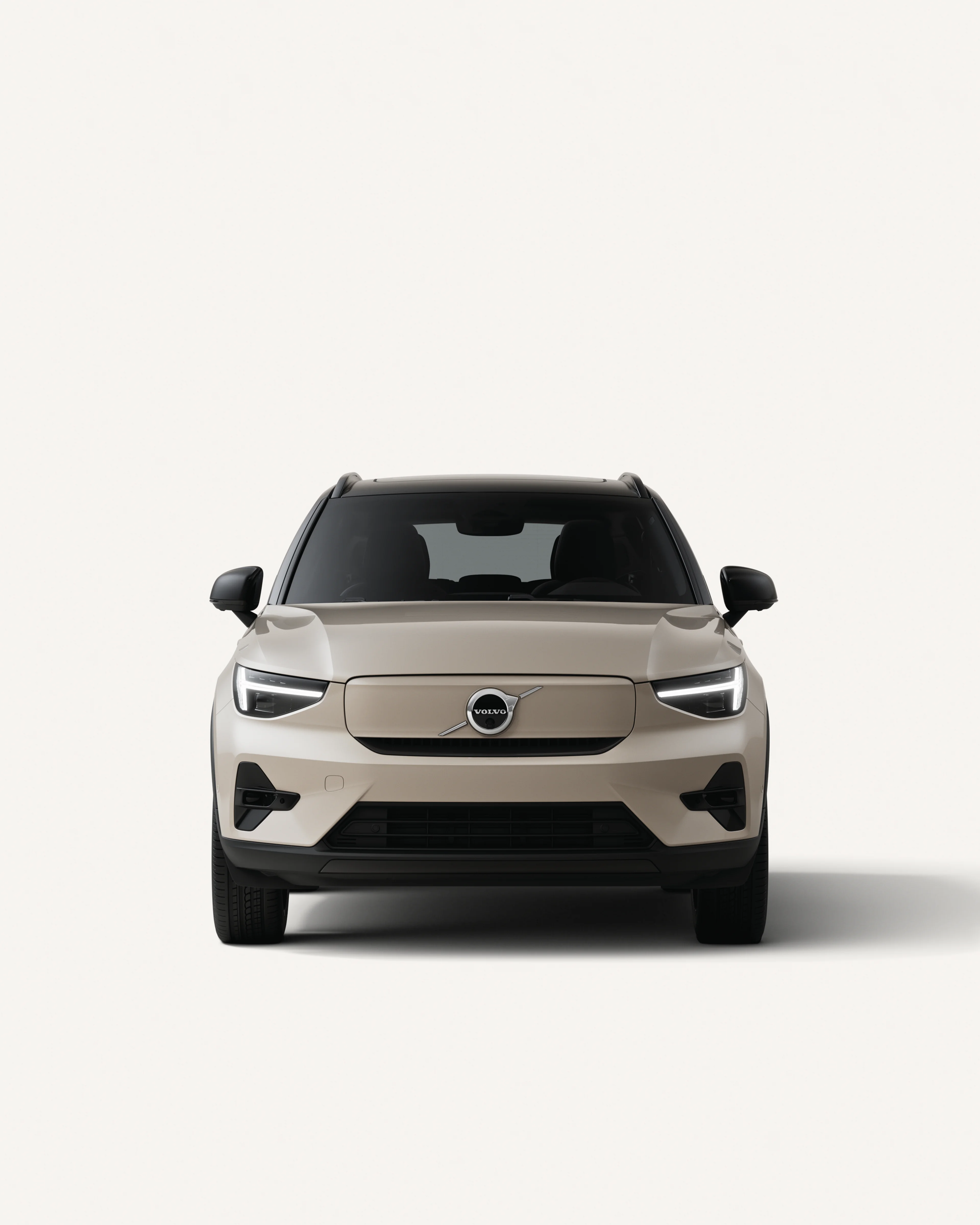 Frontansicht des Volvo EX40 in einer weissen Studioumgebung.