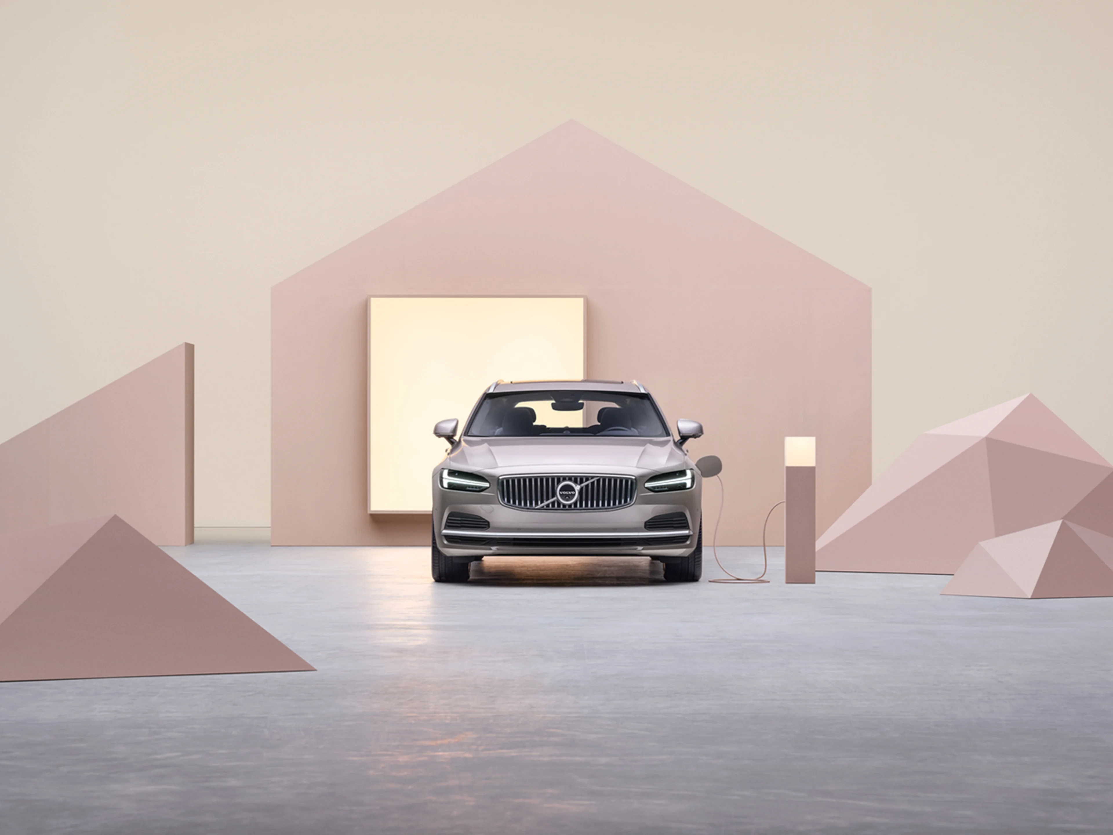 Silvrig Volvo V90 framifrån