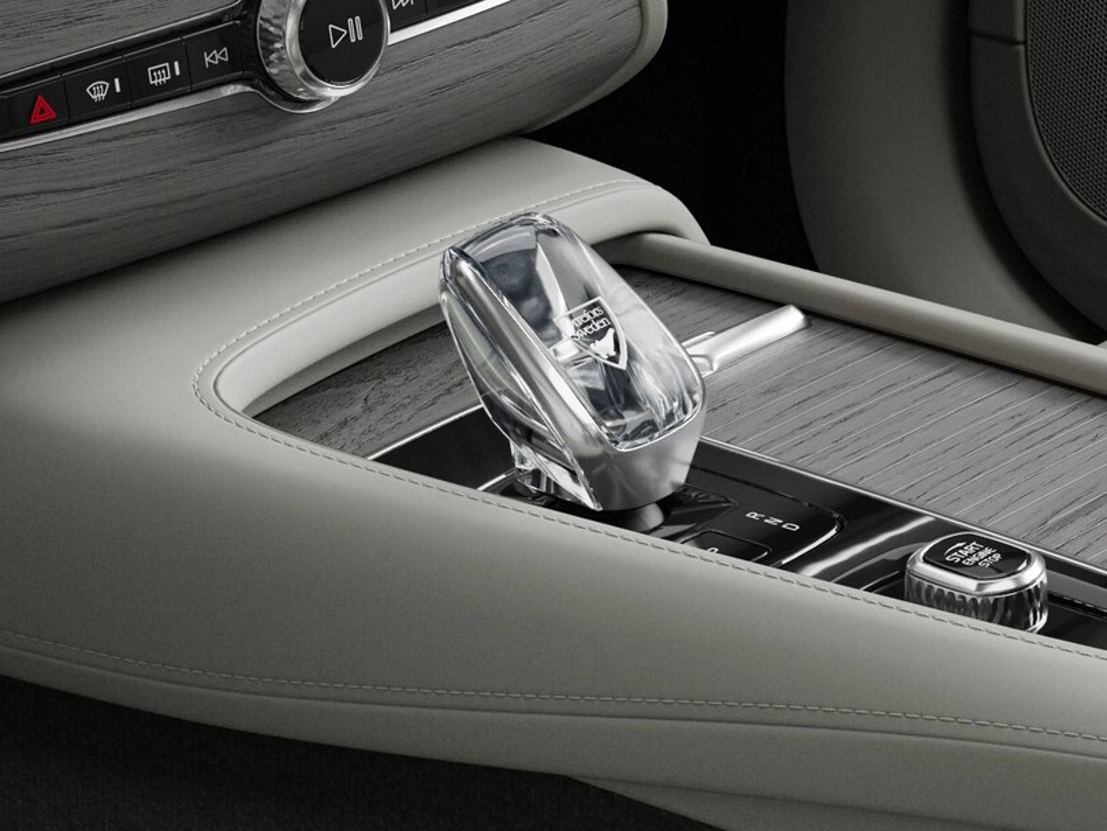 Volvo XC90 雙能電動車上來自 Orrefors 的純正瑞典水晶排檔桿。