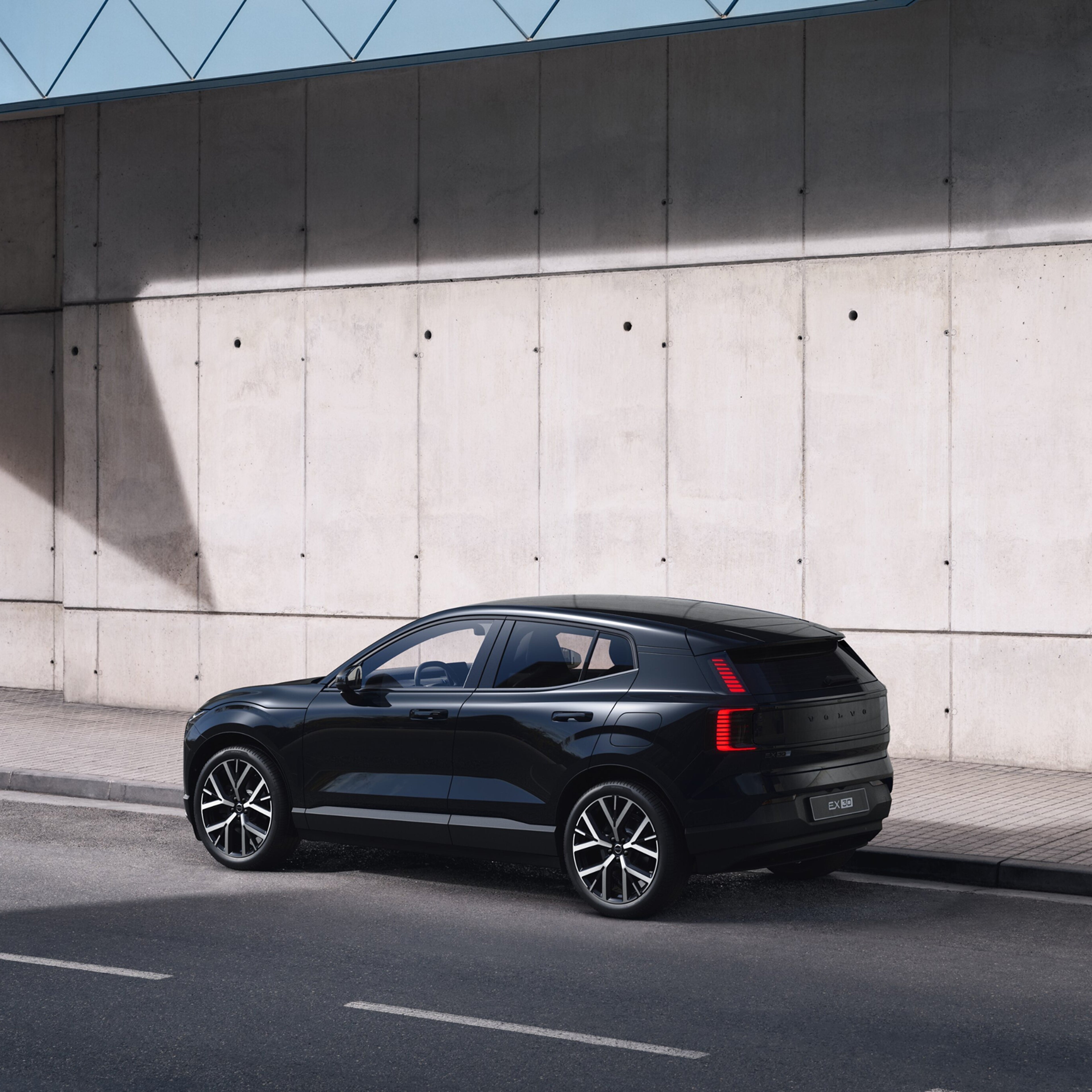 Vue latérale du Volvo EX30 Black Edition montrant la silhouette et les jantes noires.