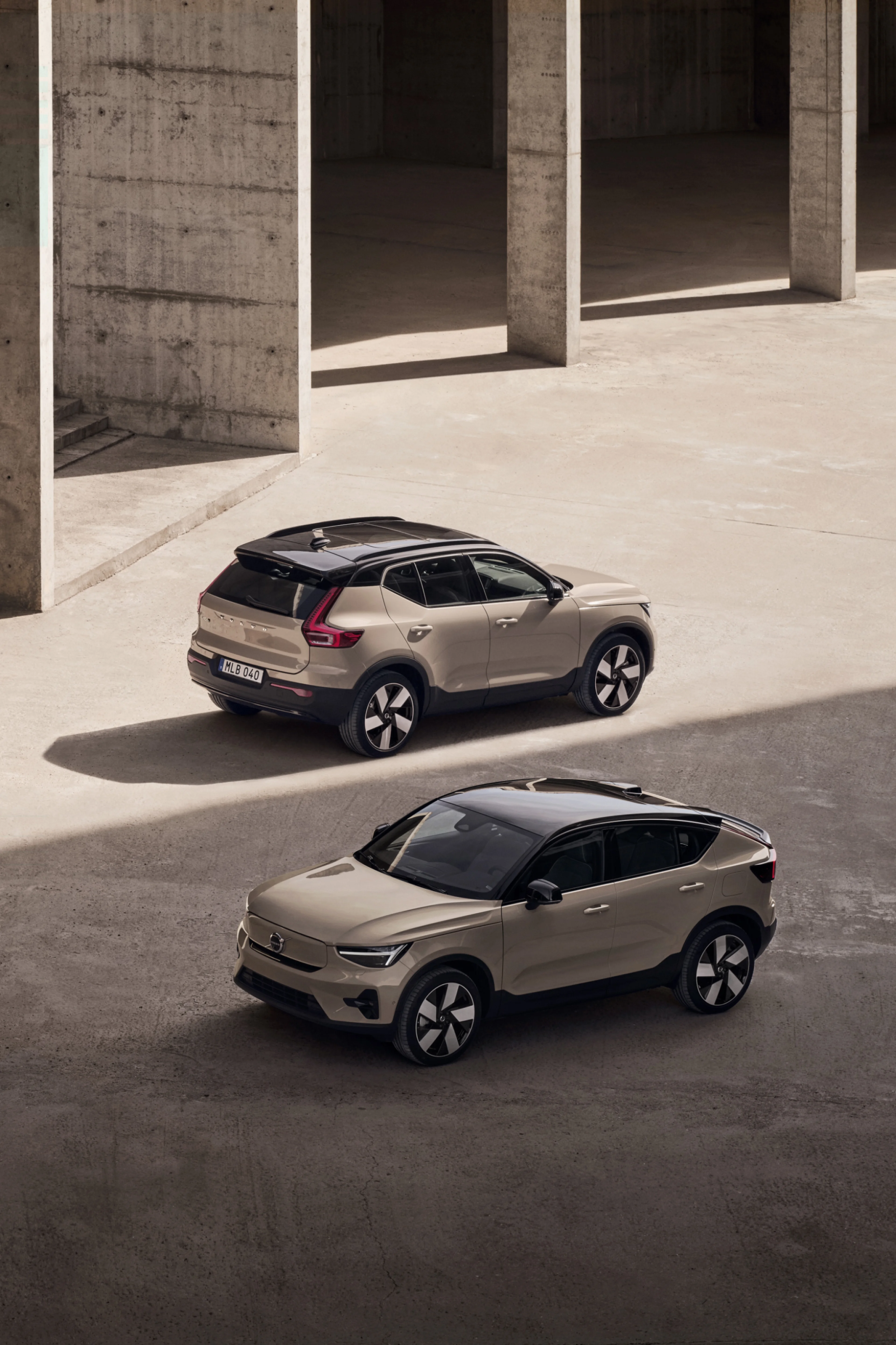 Der vollelektrische Volvo EC40 und EX40 stehen nebeneinander in einer markanten Aussenumgebung.