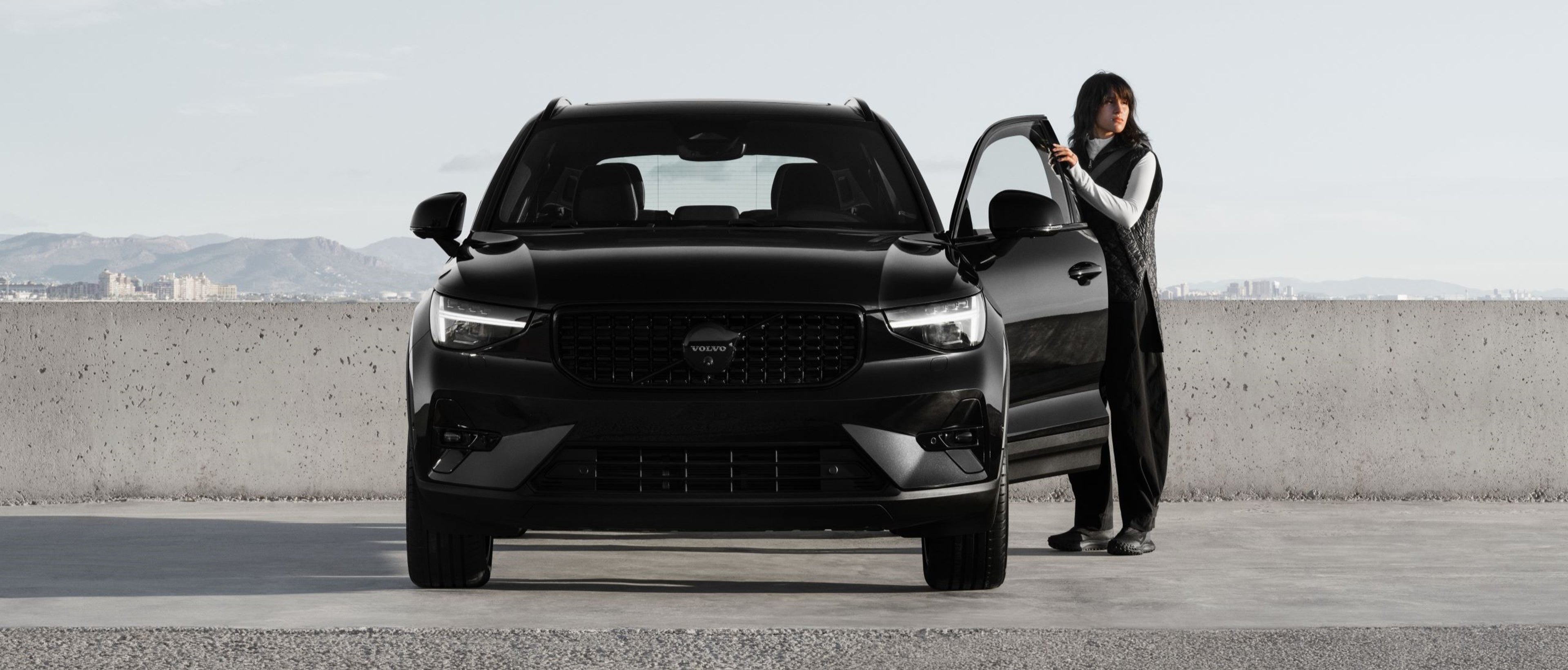 Woman standing beside the Volvo XC40 Black Edition