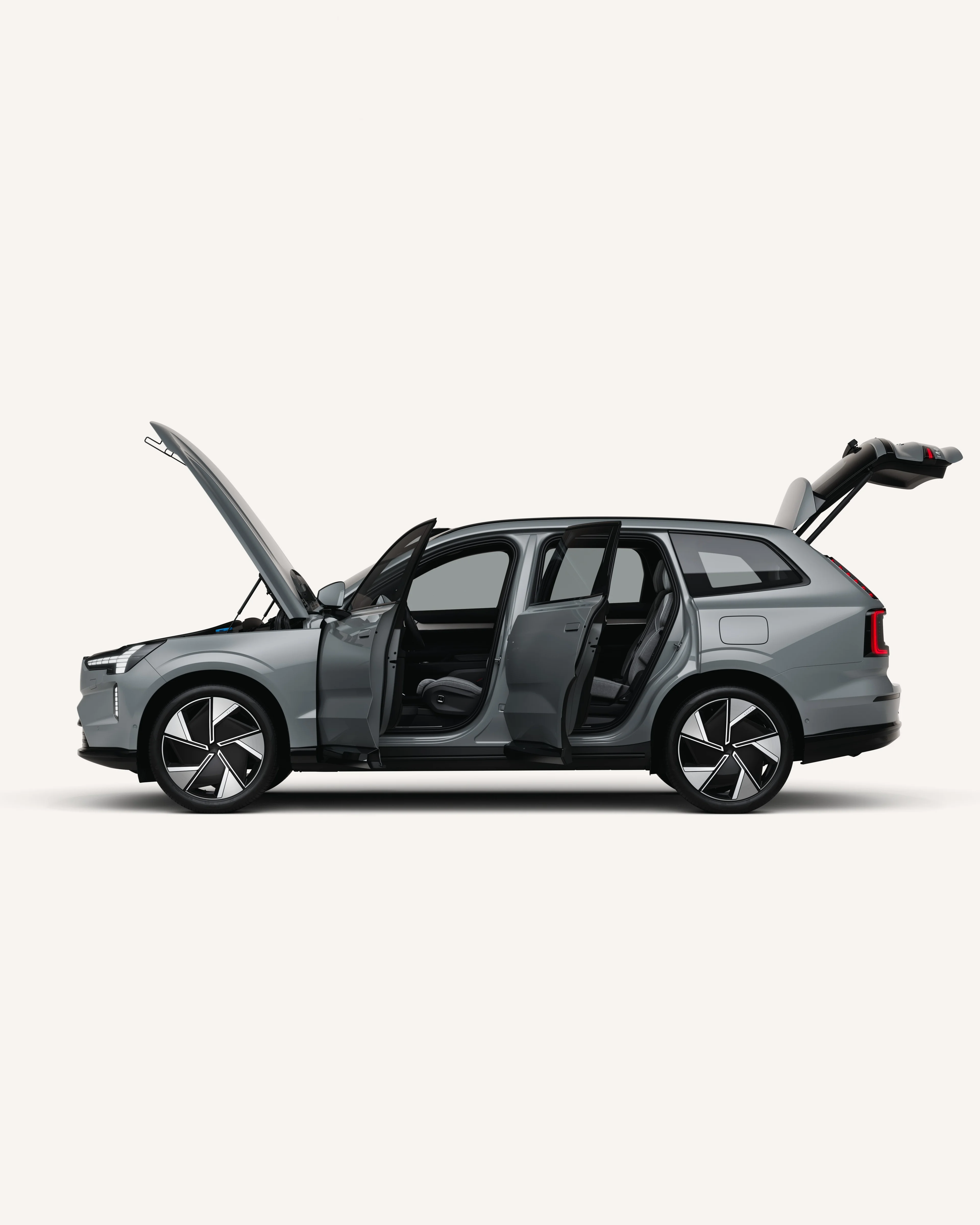 Sidovy av Volvo EX90 med öppen motorhuv, dörrar och bagagelucka i vit studiomiljö.
