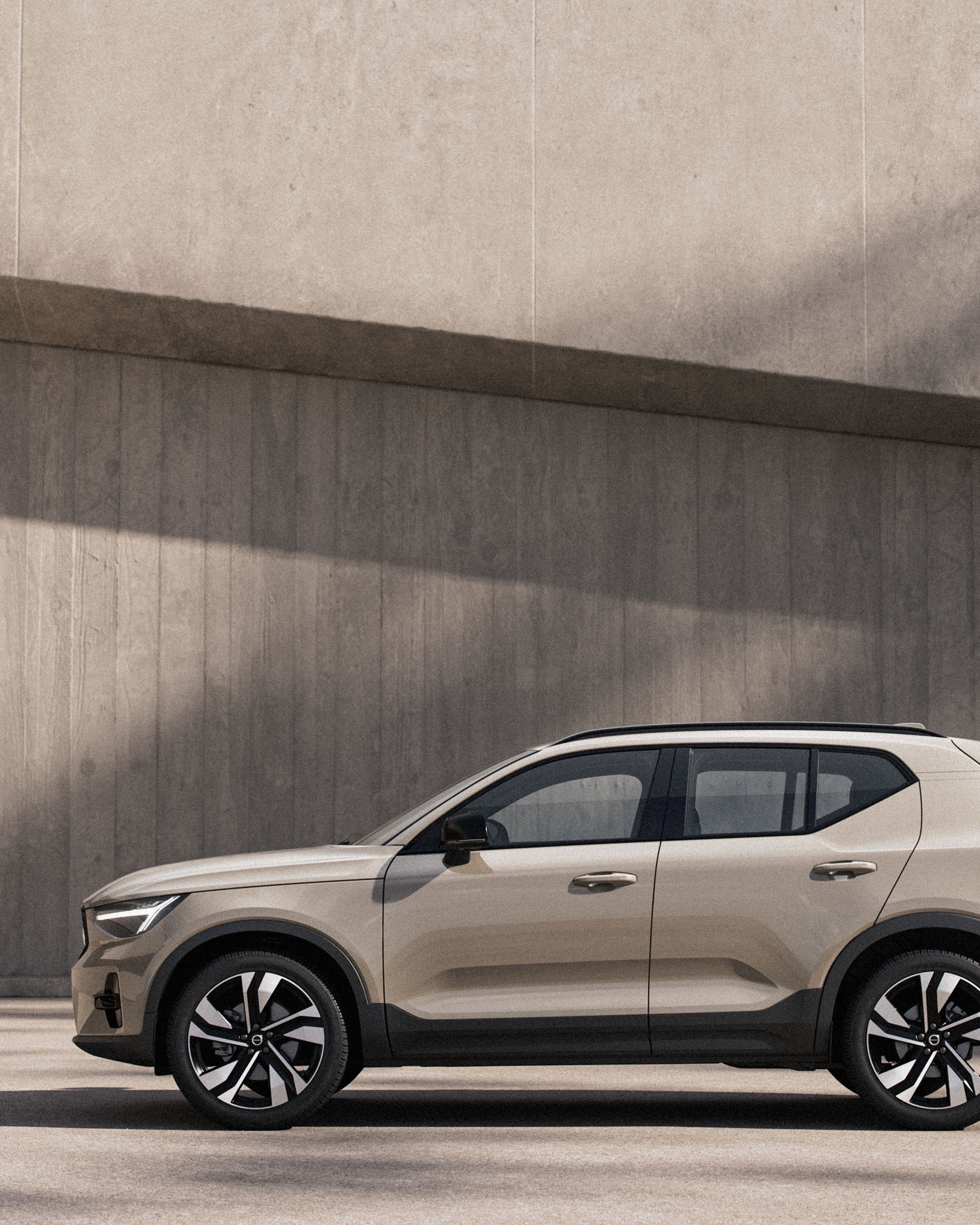 Vedere laterală a SUV-ului XC40 mild hybrid