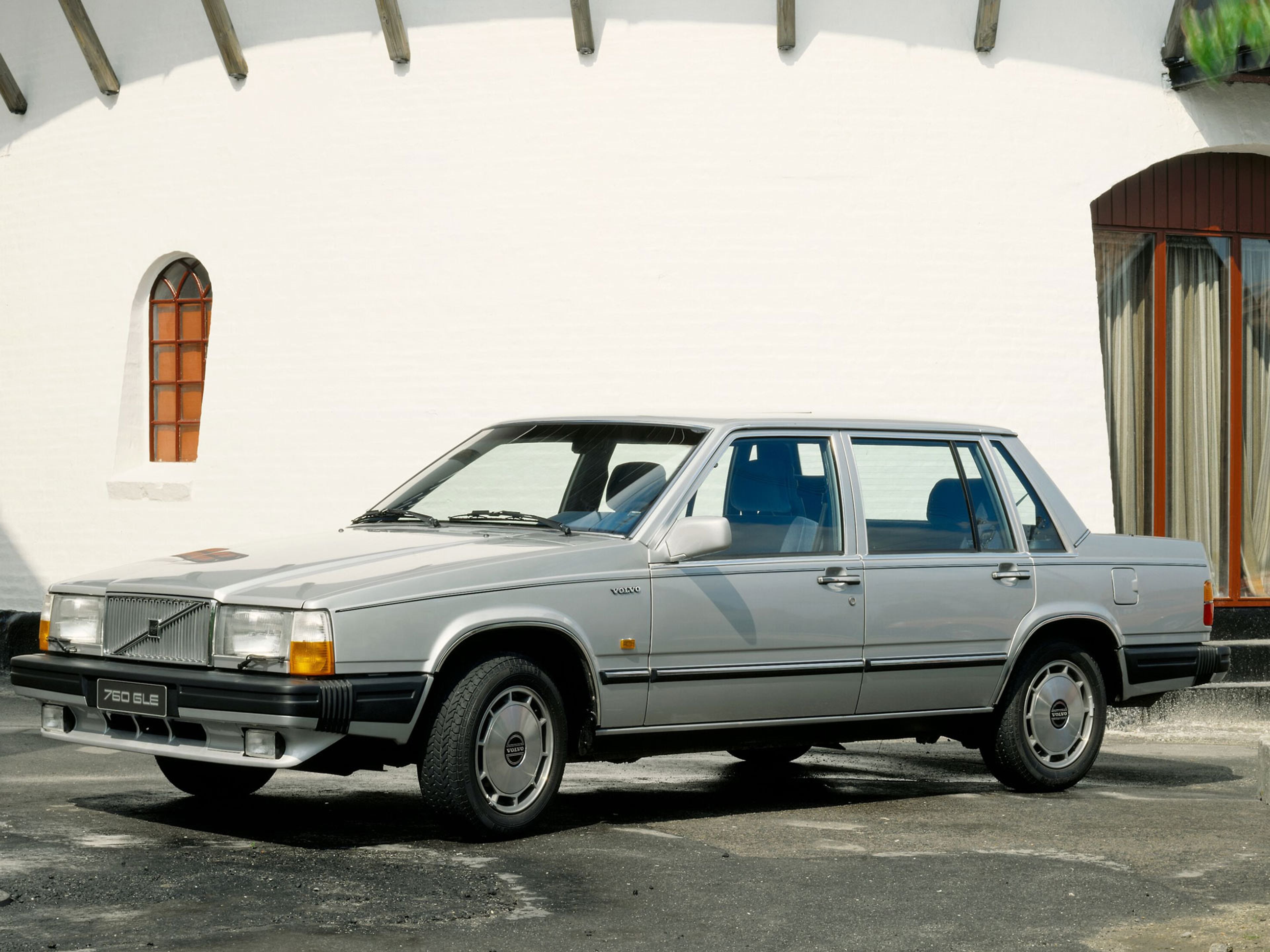 Immagine di una Volvo 760 berlina.