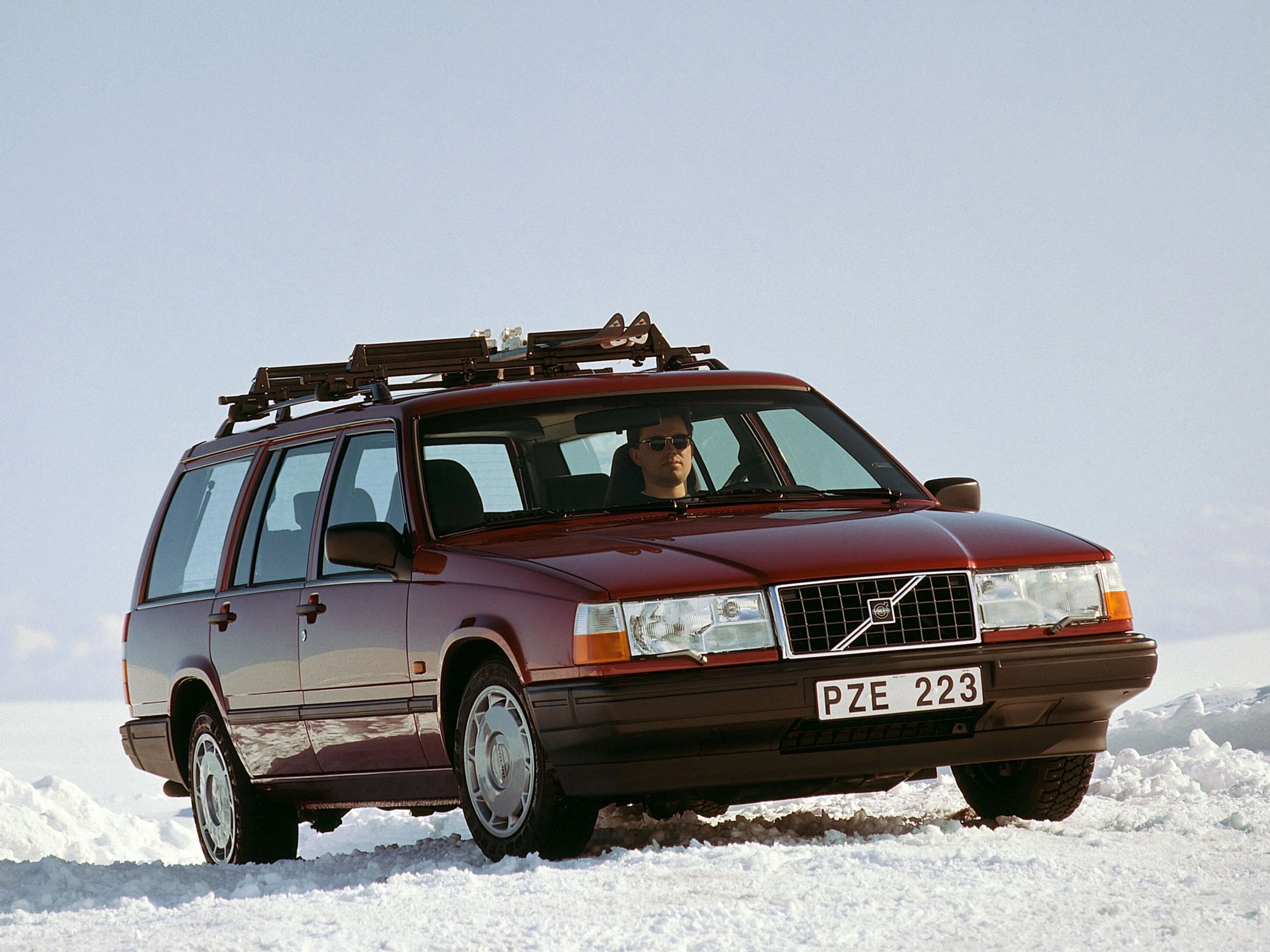 Volvo 940 universaali kujutav pilt.