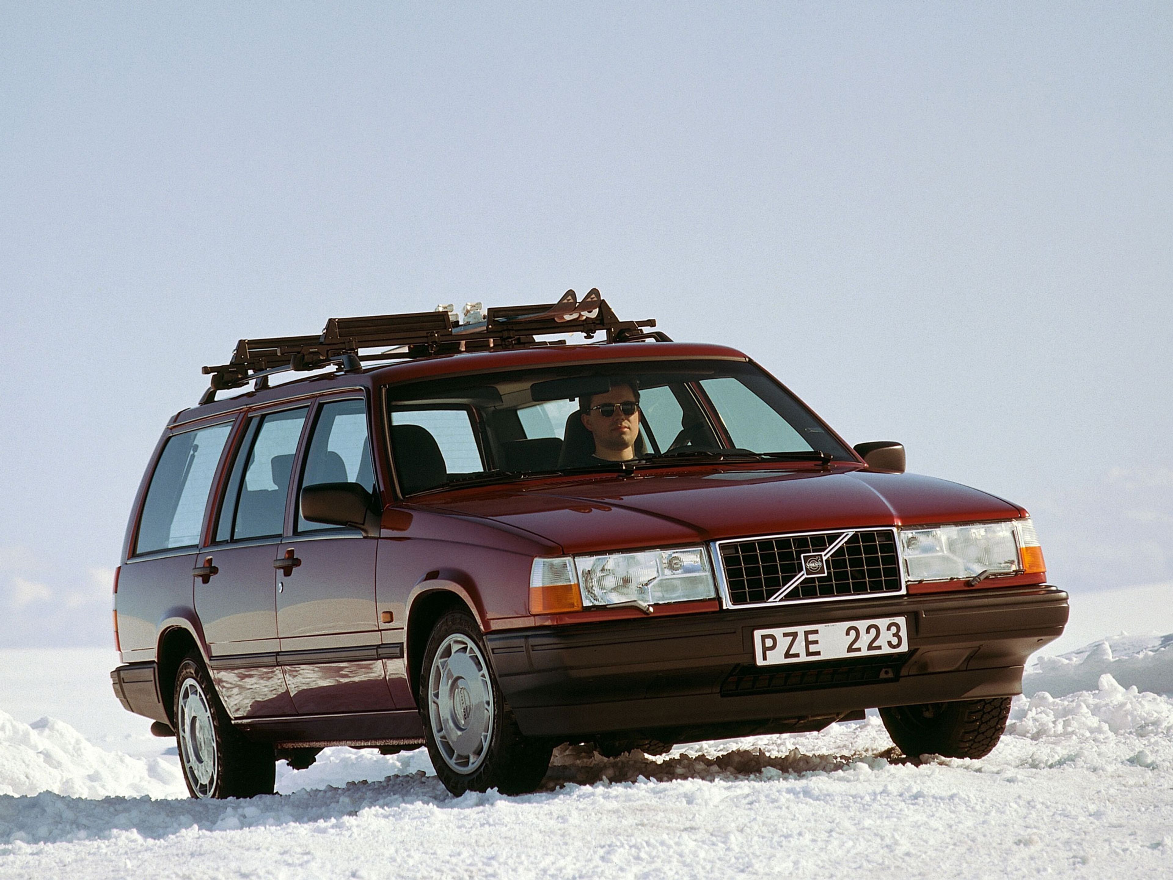 Picture showing the Volvo 940 Estate.
