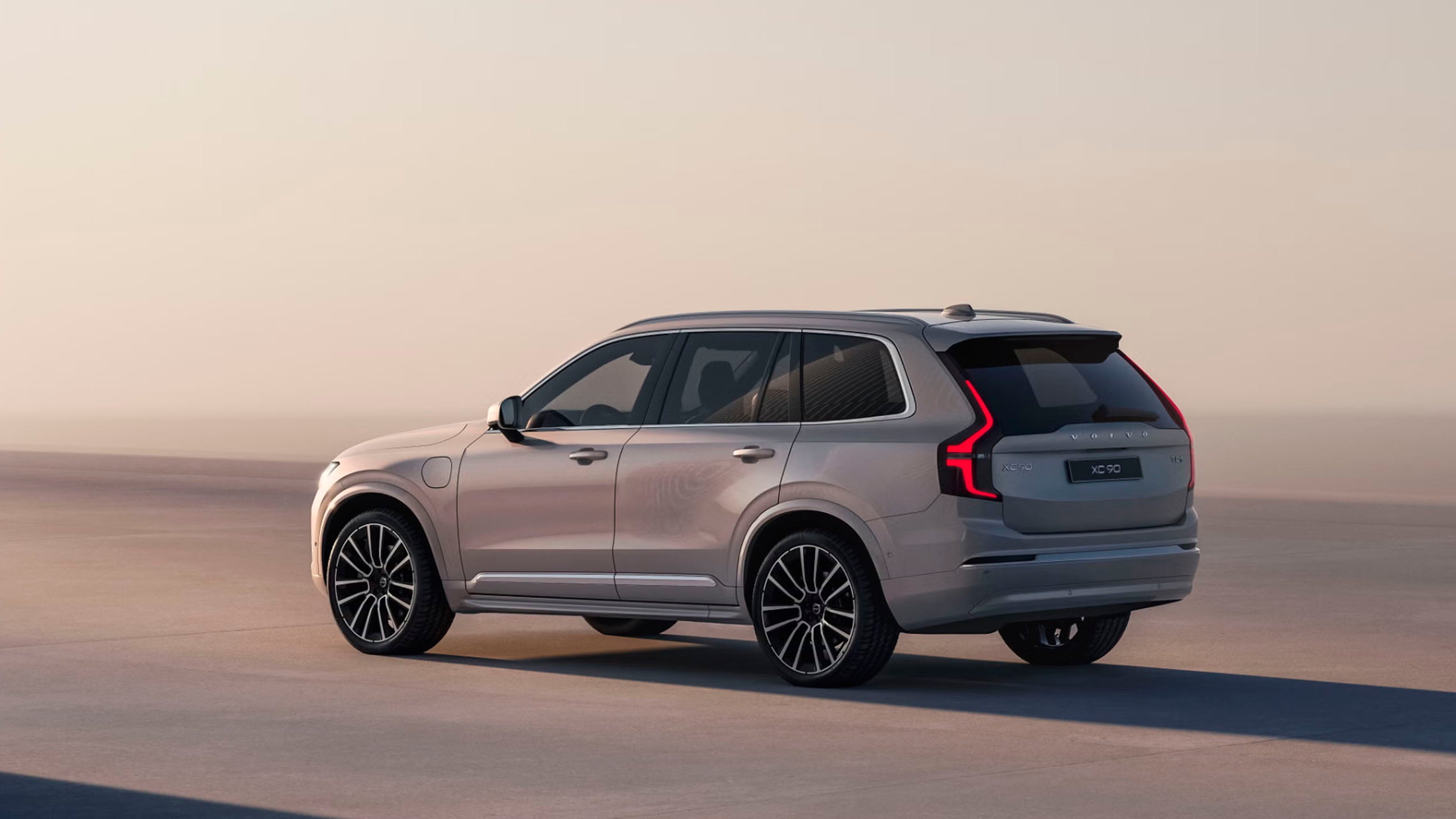 Volvo XC90 híbrido enchufable vista lateral en el exterior de un patio