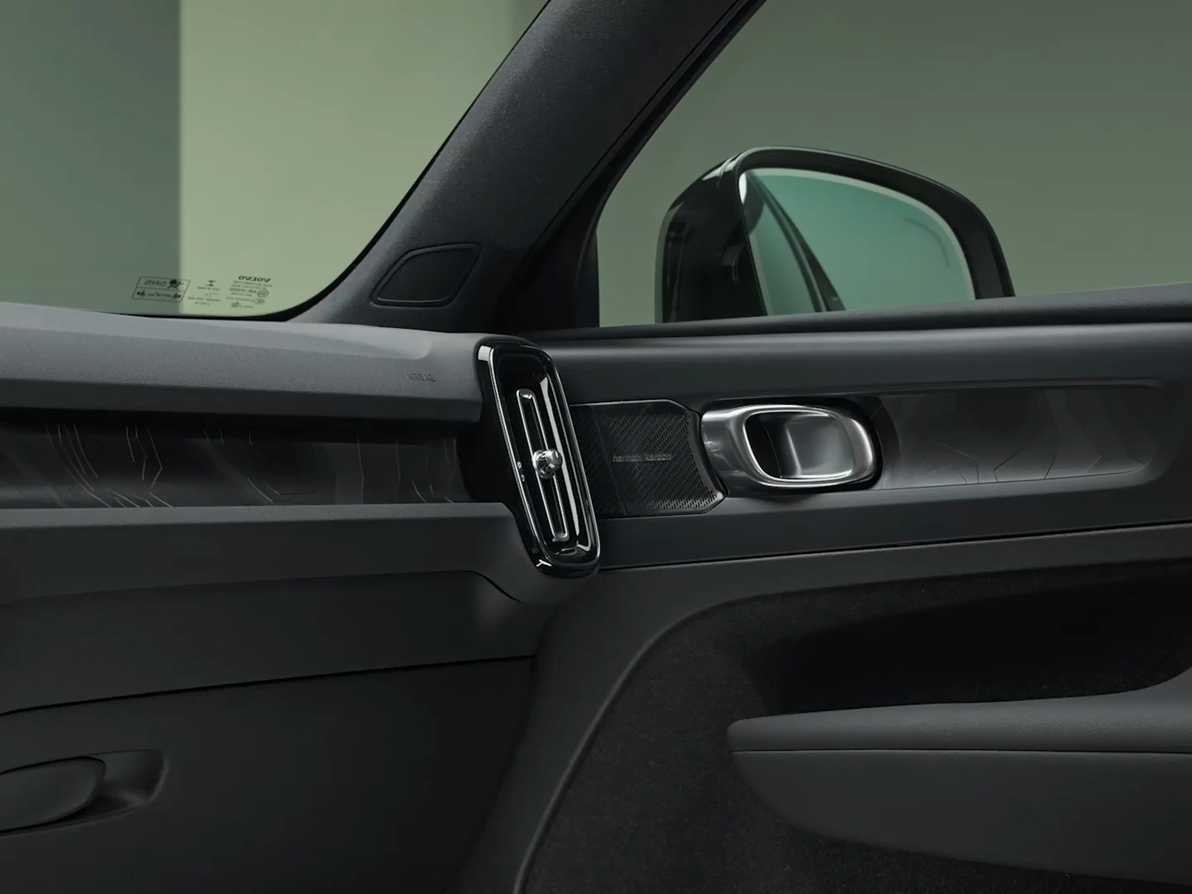 Back-lit instrument panel with decor on the Volvo XC40 Recharge.