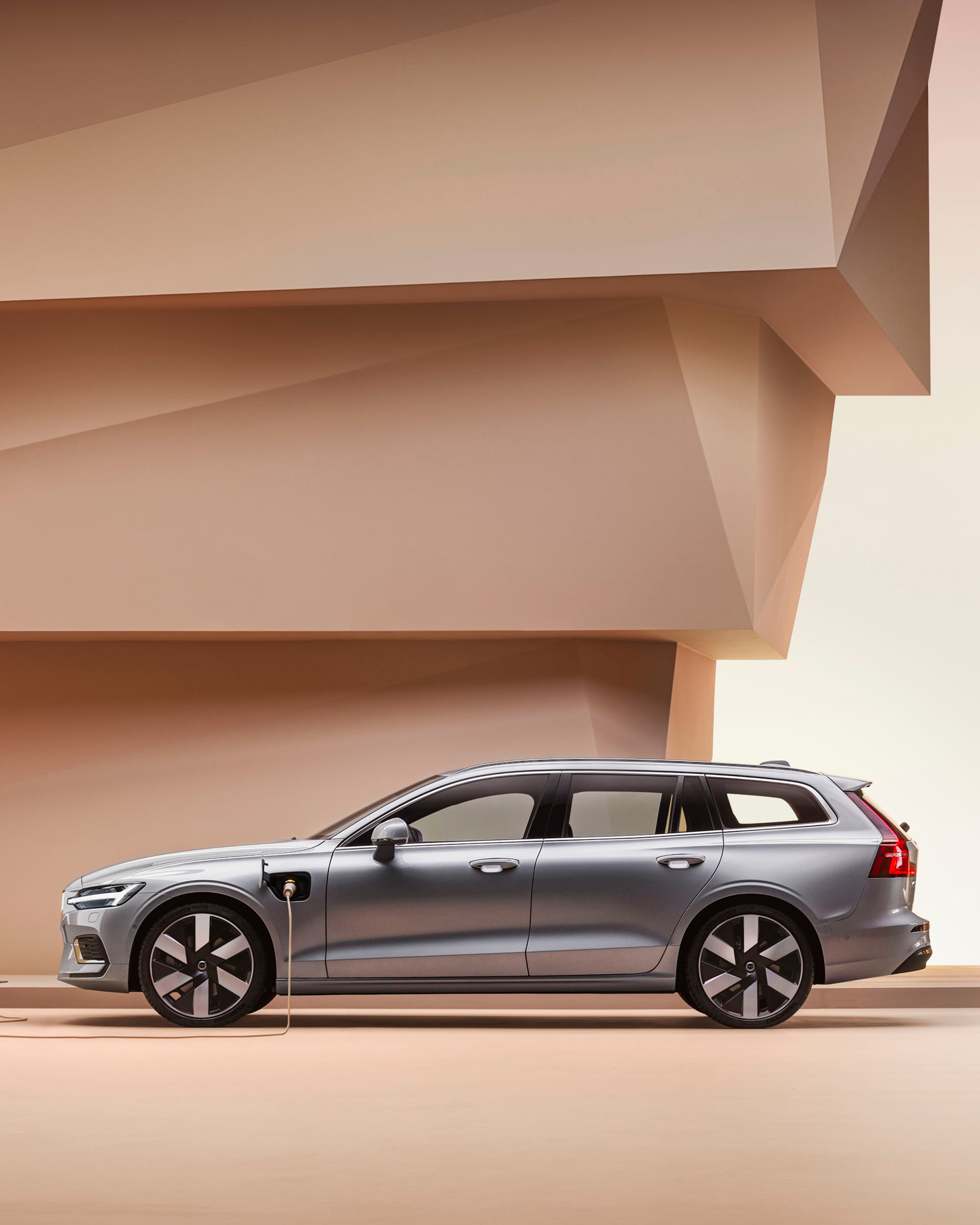 Un Volvo V60 híbrido enchufable vista lateral destacando sus líneas de vehículo familiar versátil