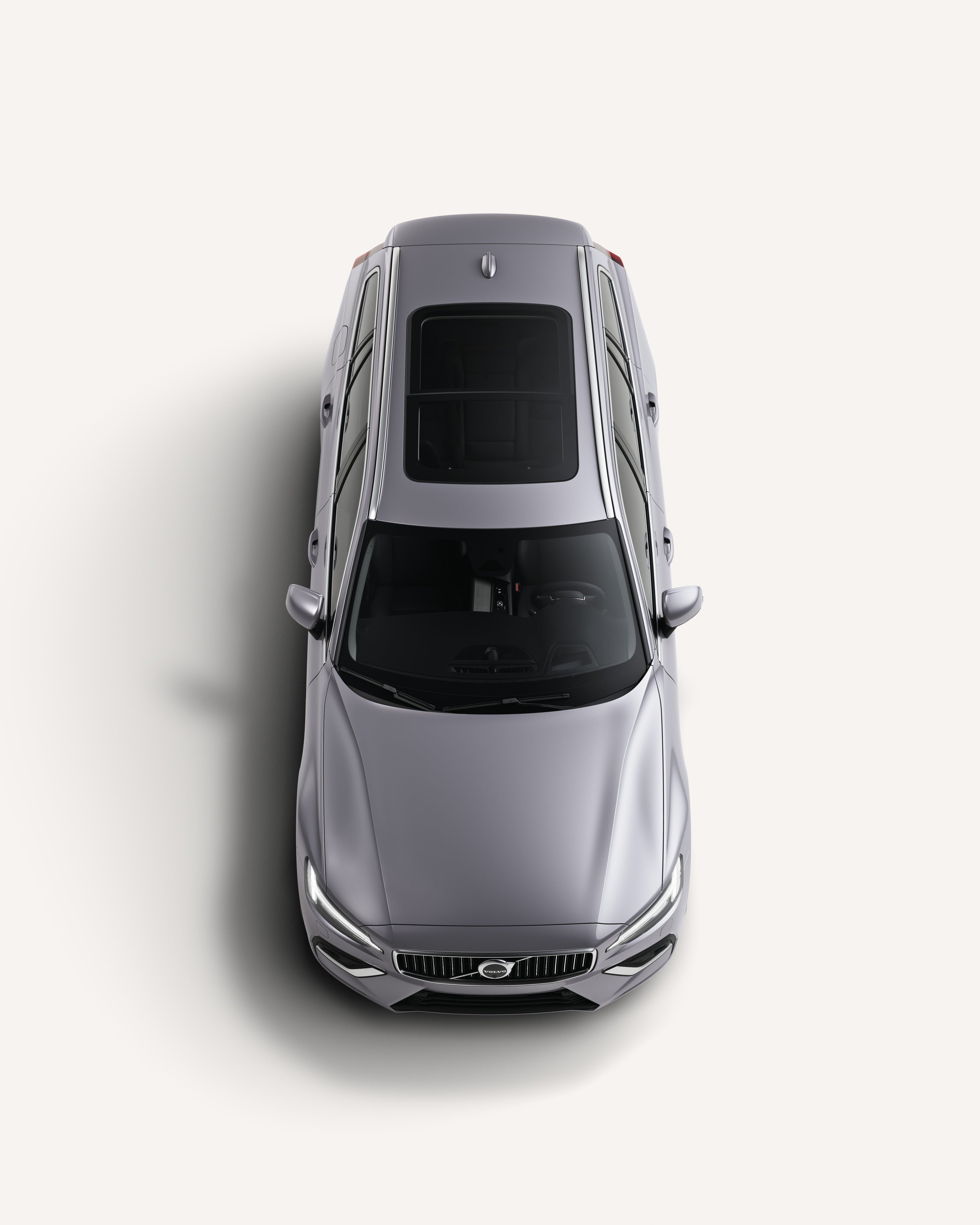 Vue du haut de la Volvo V60 montrant son toit dans un studio blanc.