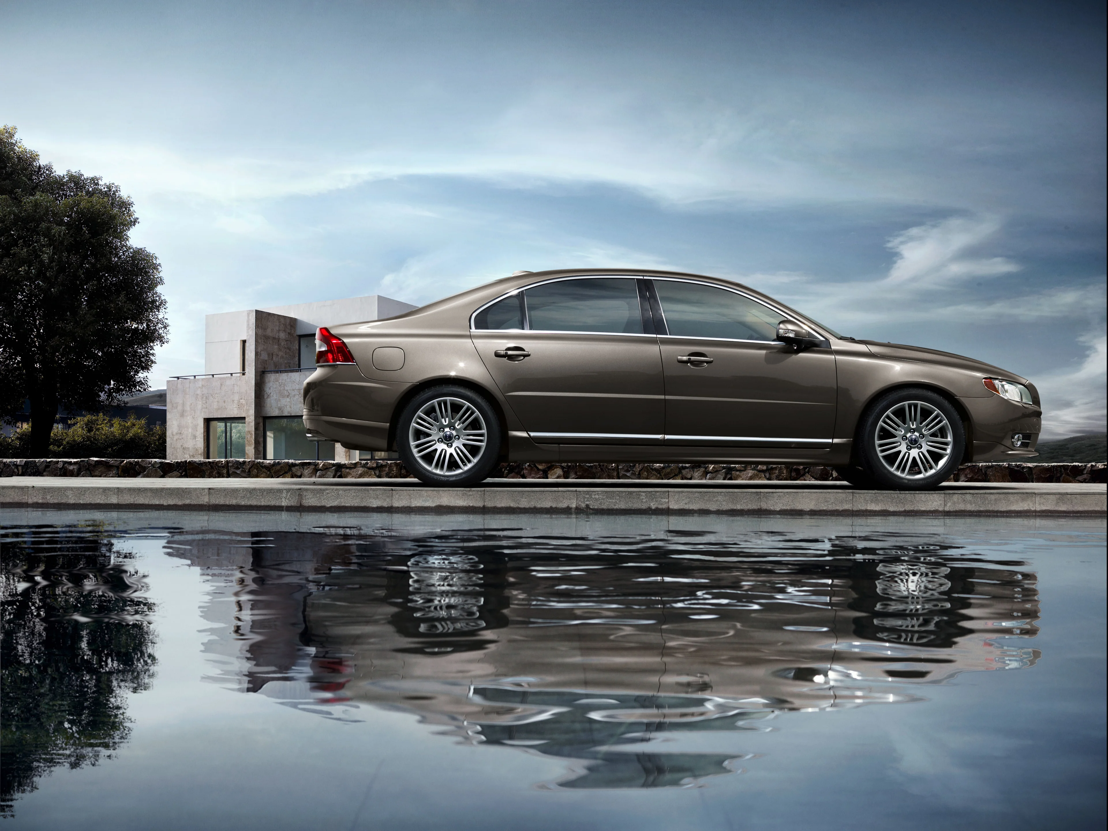 Pilt vee äärde pargitud Volvo S80-st.