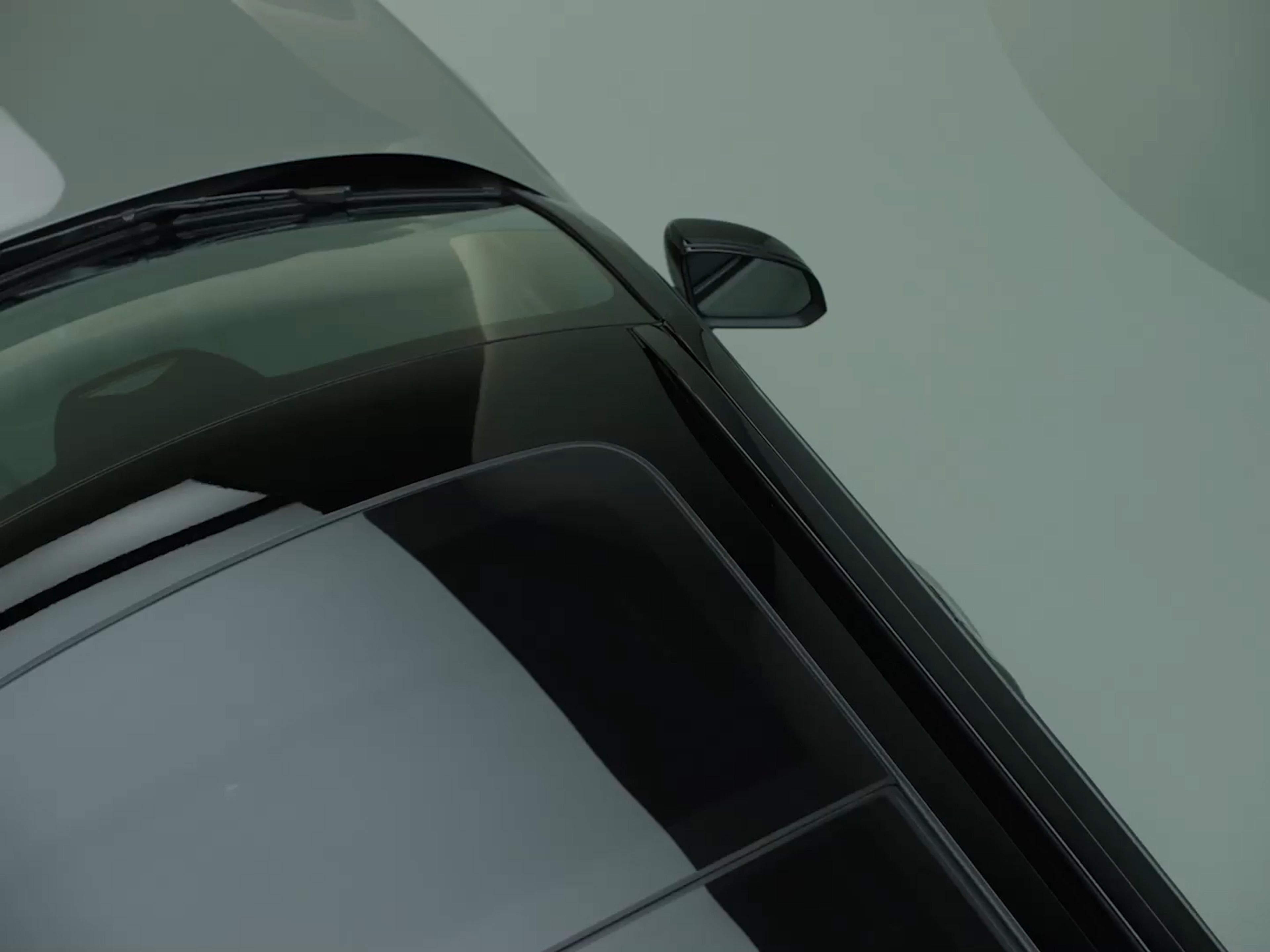 The sleek Volvo EX40 panoramic roof.