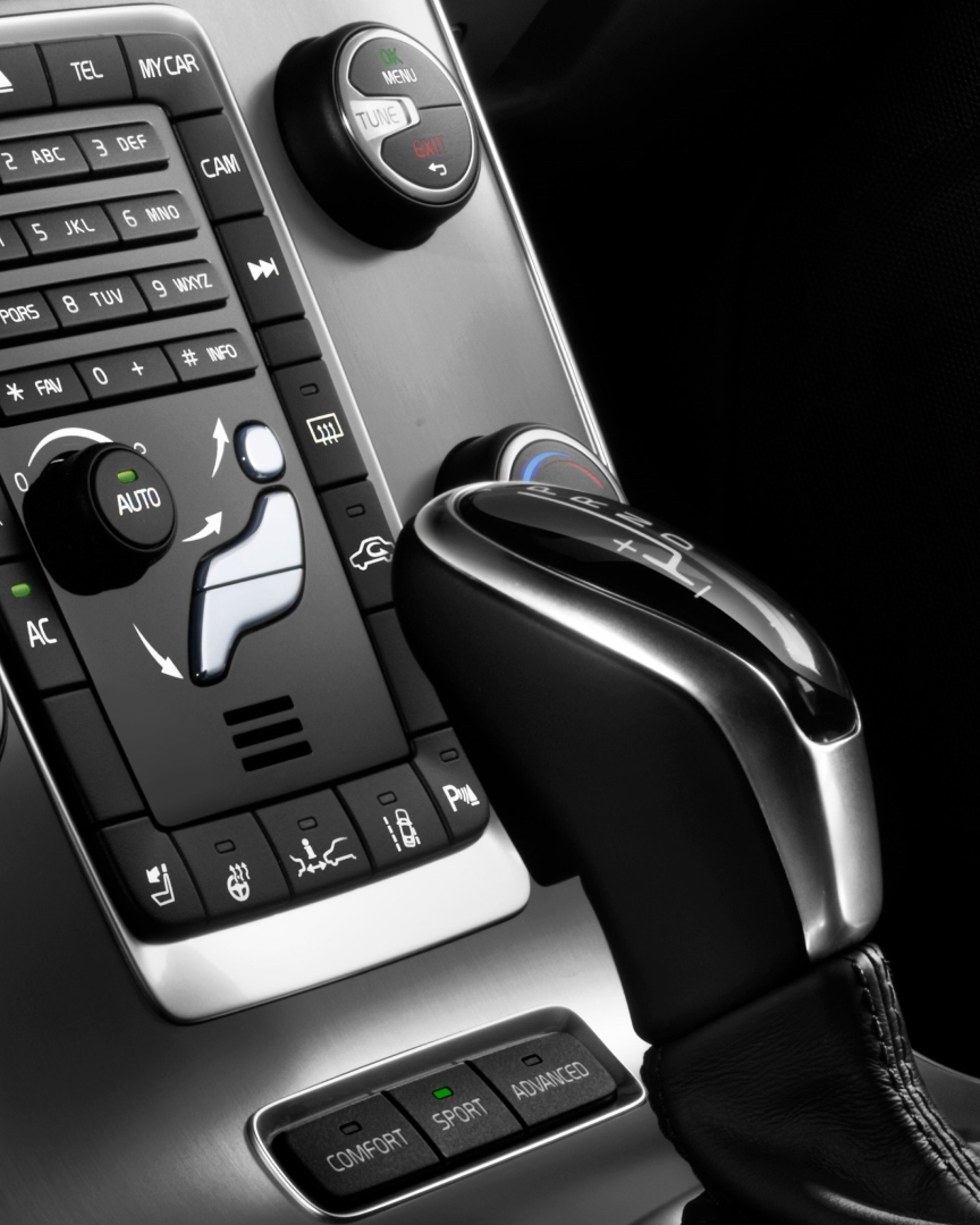 Volvo V60'ın Orrefors iş birliğiyle üretilen vites kolunu gösteren görüntü.