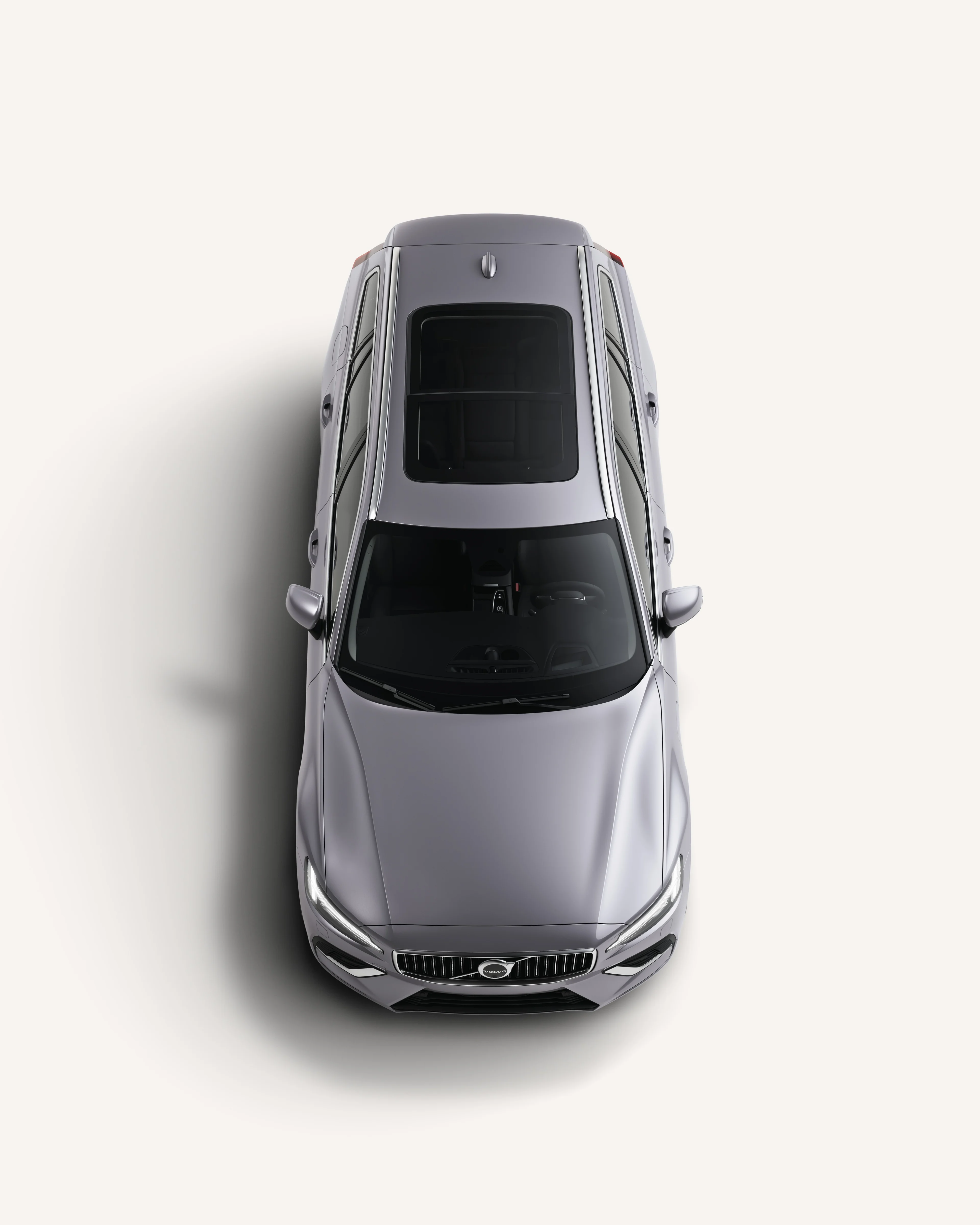 Blick von oben auf den Volvo V60, der das Dach in einer weißen Studioumgebung zeigt.