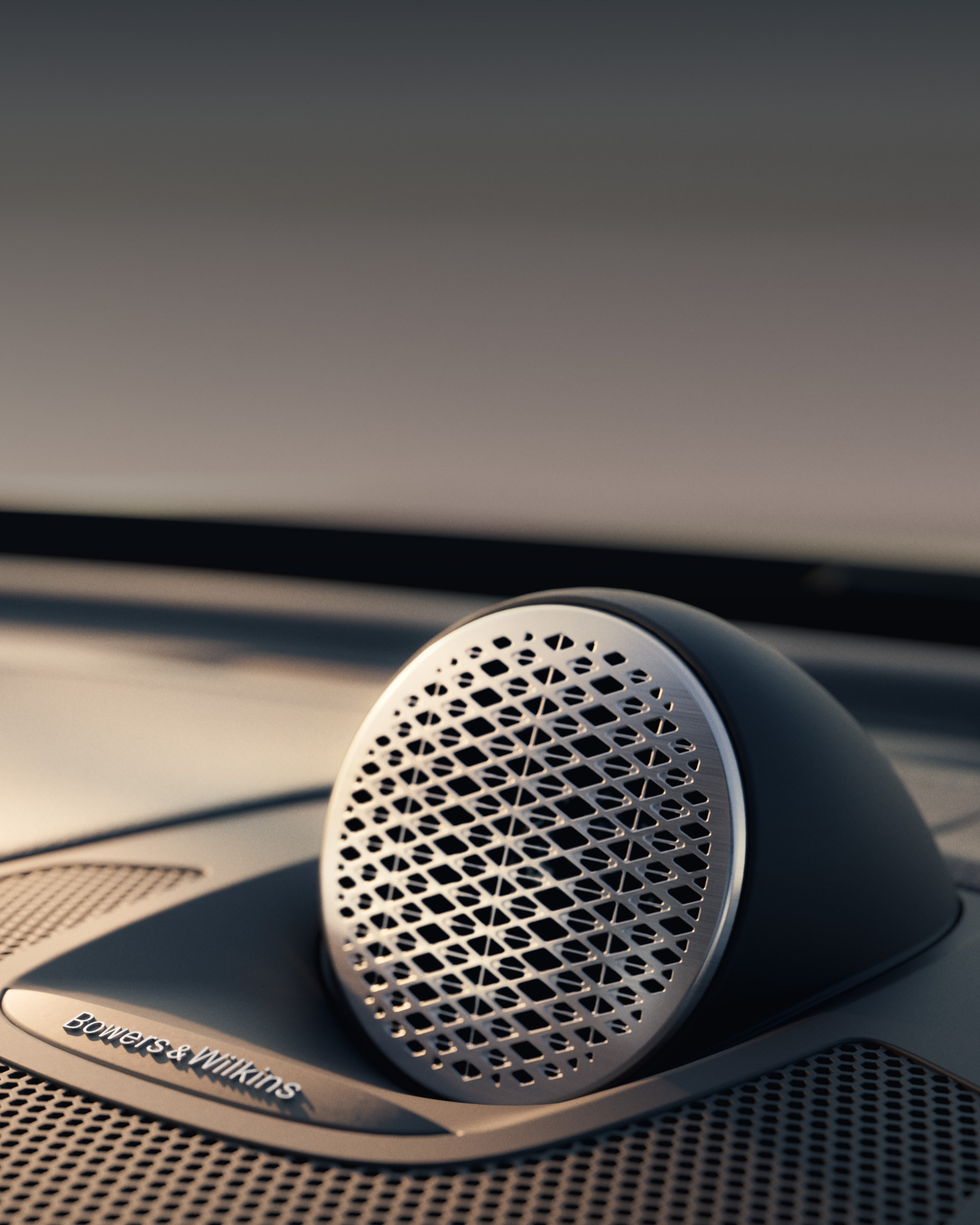 Lähikuva XC60 lataushybridikatumaasturin kojelaudan Bowers & Wilkins kaiutinyksiköstä.