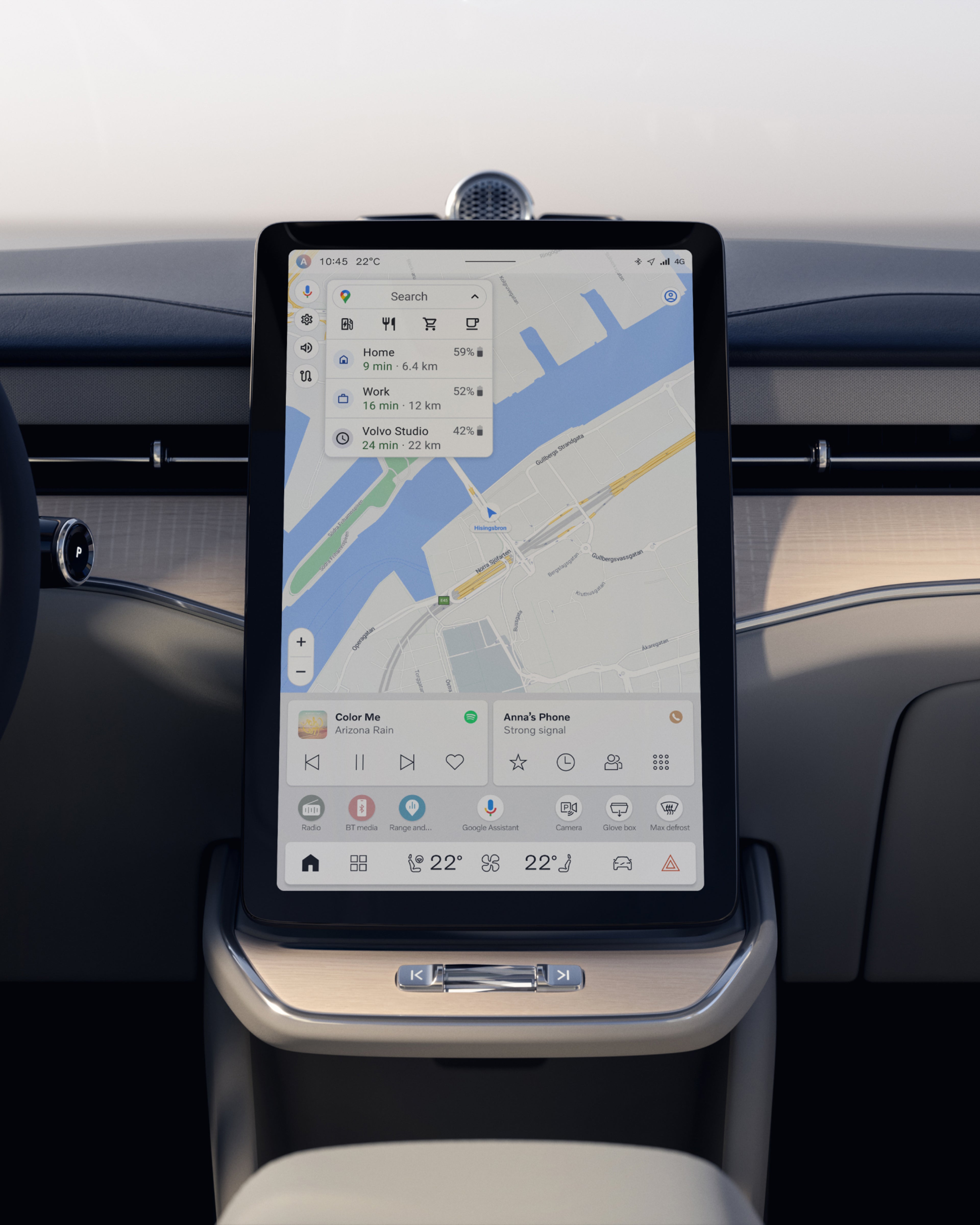 Voľne stojaci stredový displej vo vozidle Volvo ES90 s navigáciou, médiami a ovládacími prvkami na elegantnej dotykovej obrazovke.