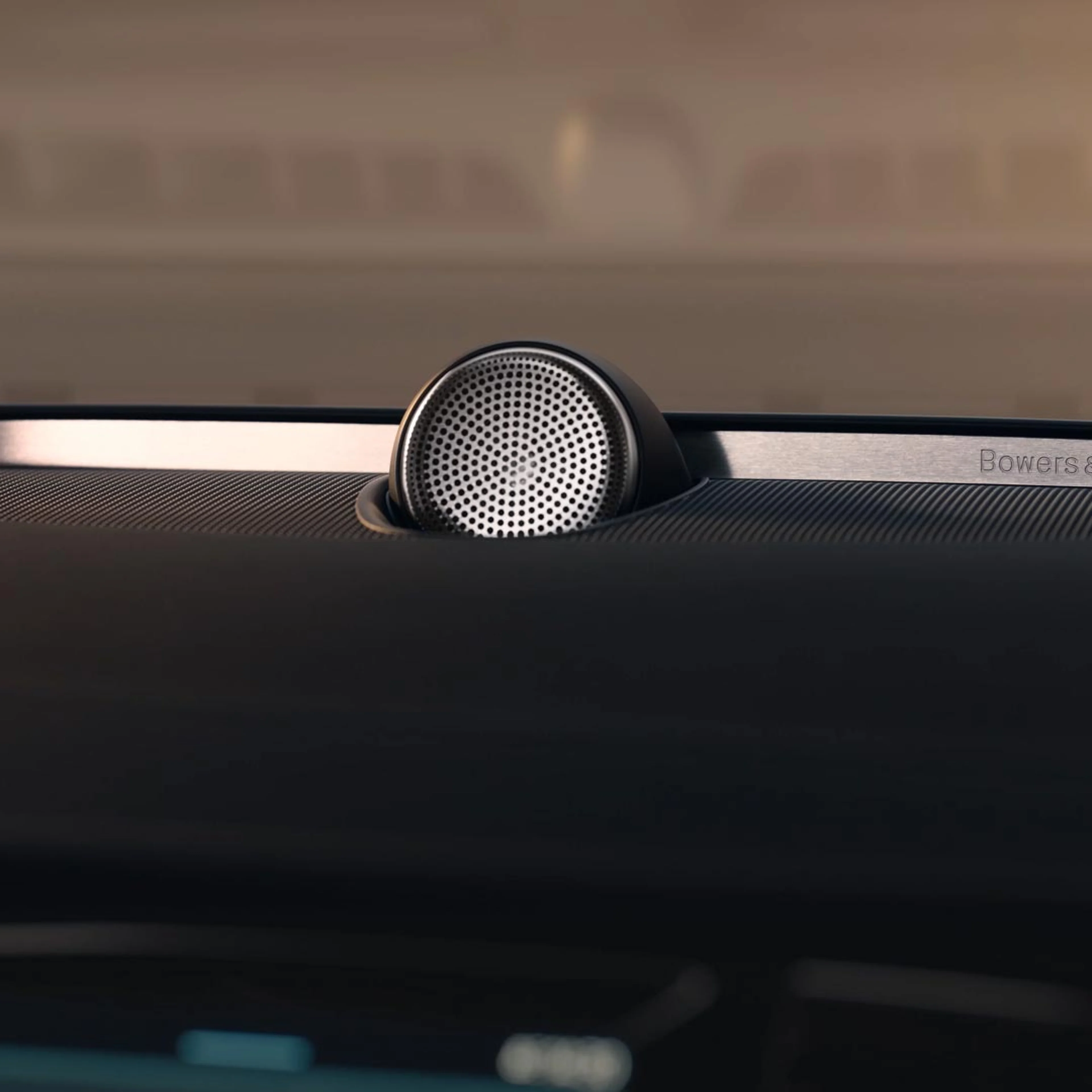 Gros plan sur un haut-parleur Bowers & Wilkins dans une Volvo S90.