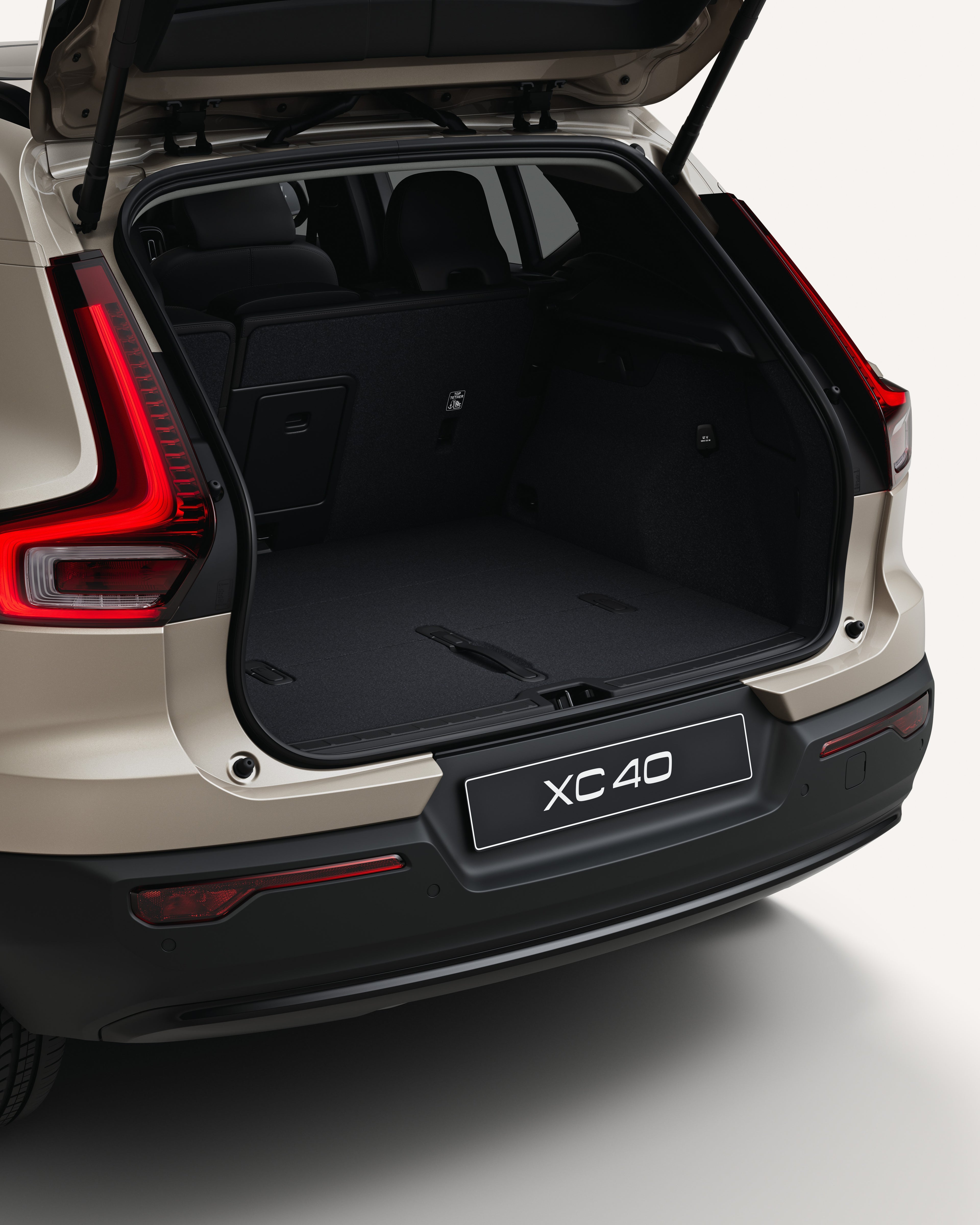Крупен план на отворен багажник во Volvo XC40.