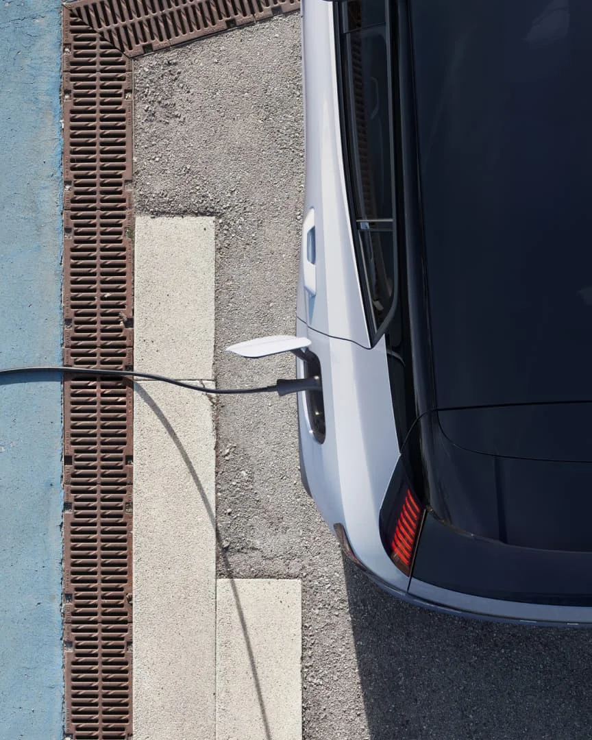 Вигляд зверху вниз EX30 зарядного порту.