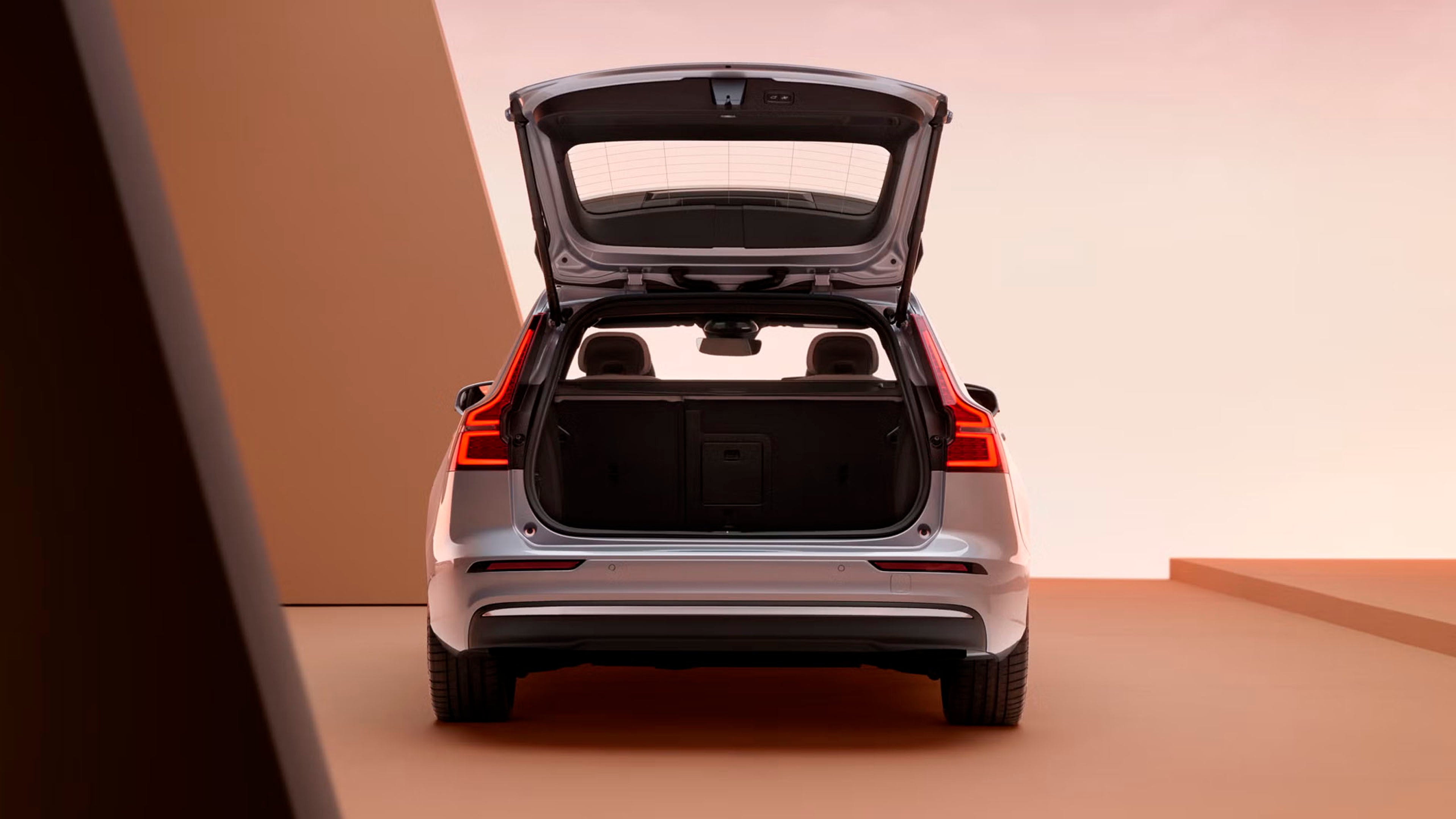 Volvo V60 híbrido enchufable vista parte trasera destacando su zona de equipaje y carga