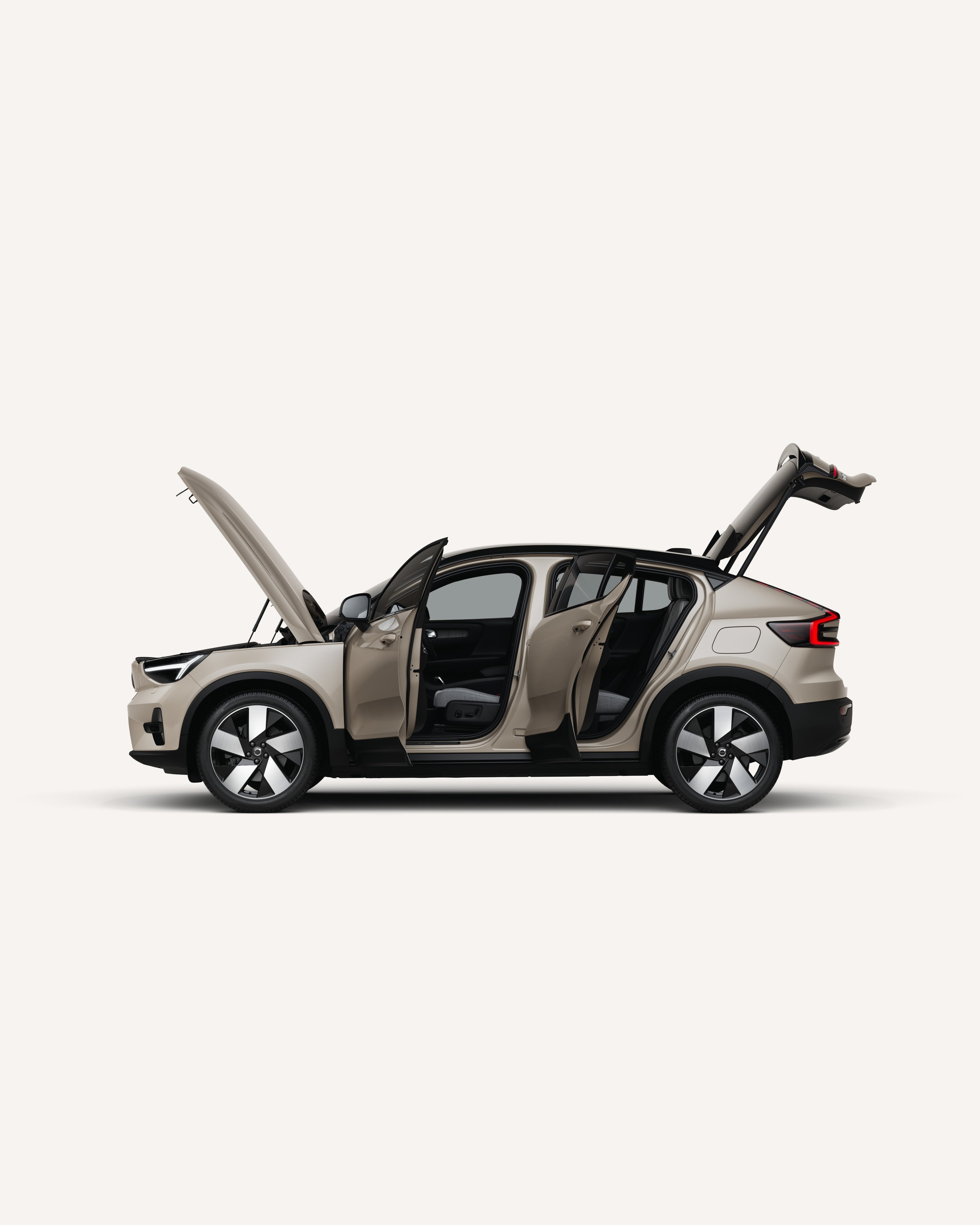 Vista lateral del Volvo EC40 Electric con capó, puertas y maletero abiertos en un entorno de estudio blanco.