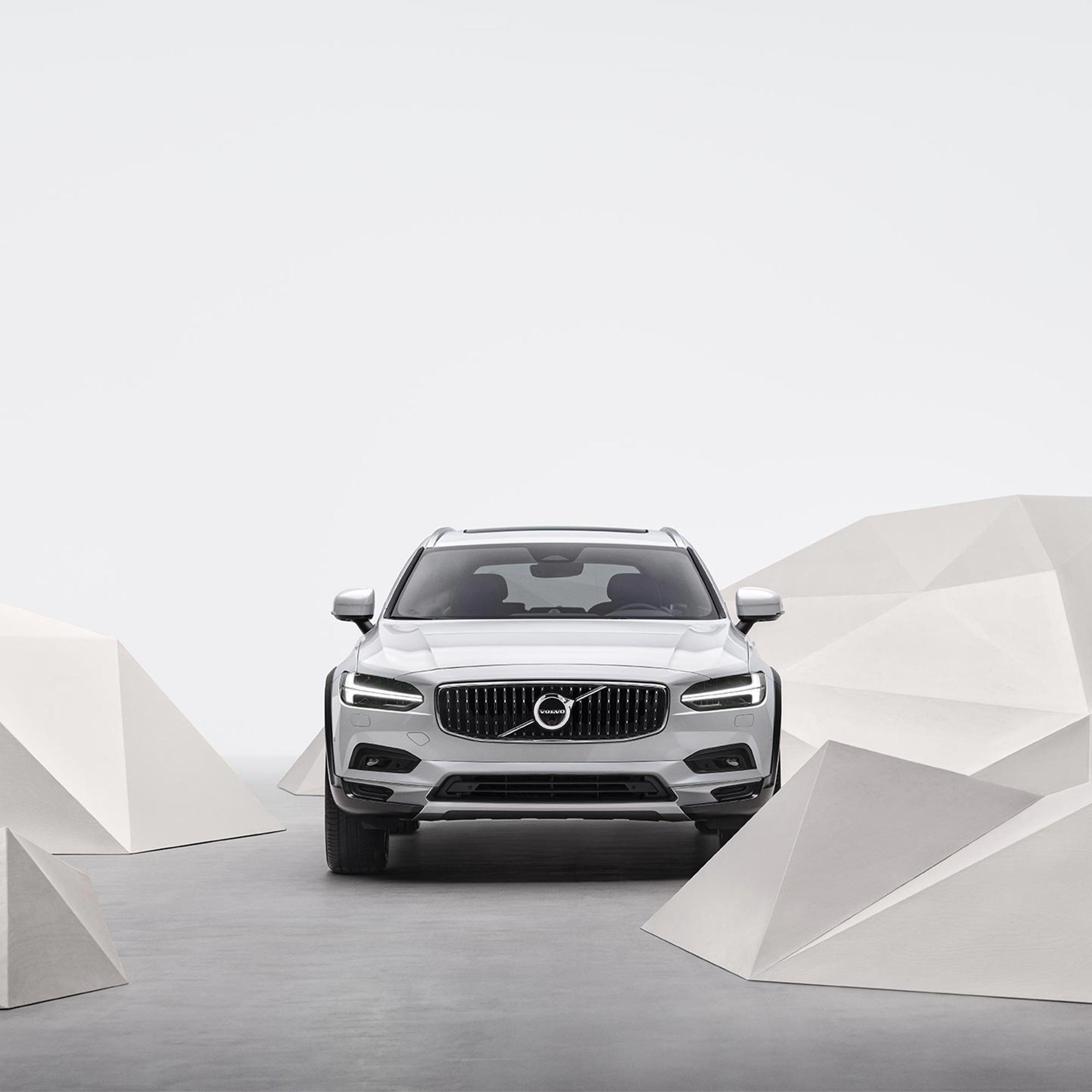 Front view of the exterior of Volvo V90 Cross Country in Crystal White.