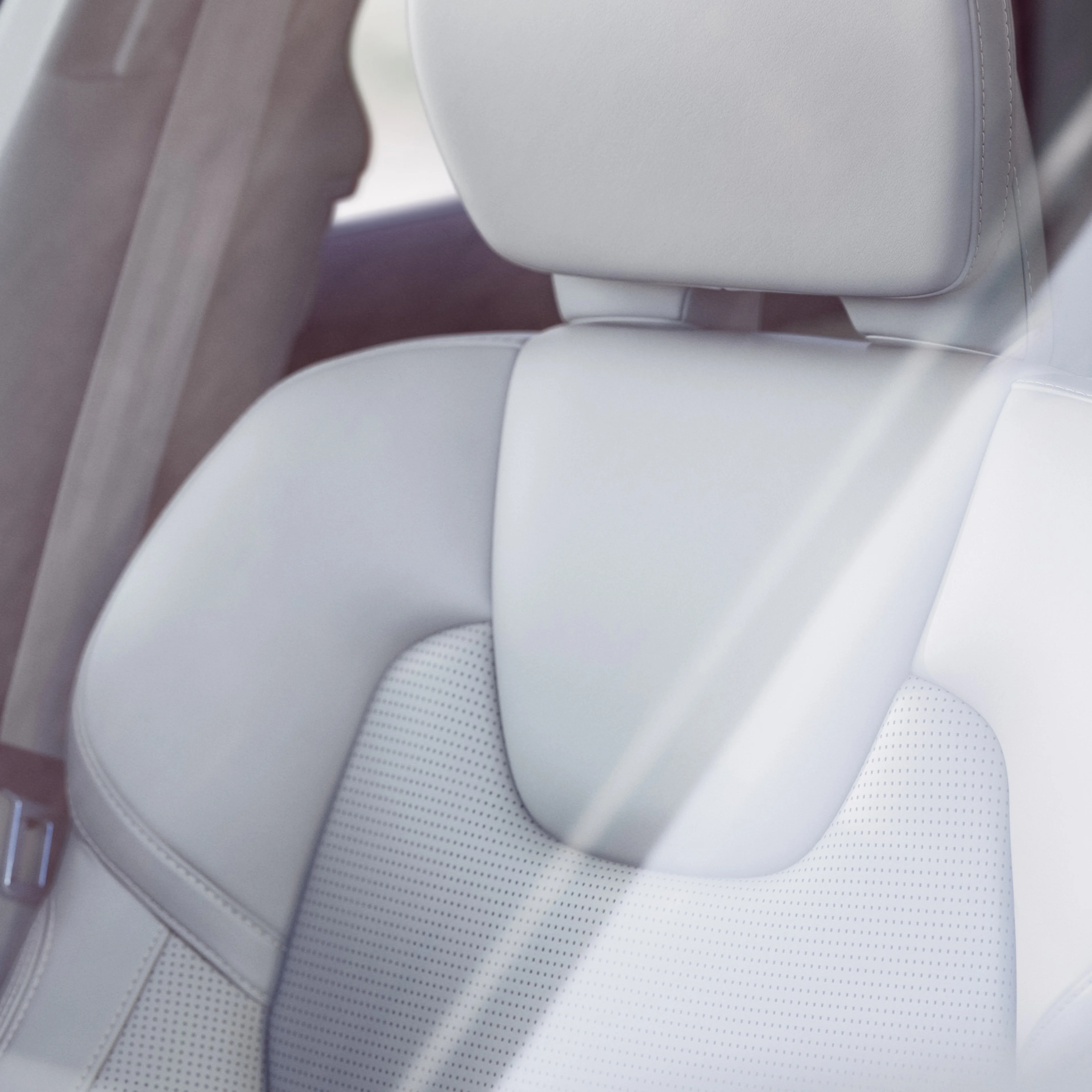Nærmynd af leðuráklæði á framsæti í innanrými Volvo XC60.