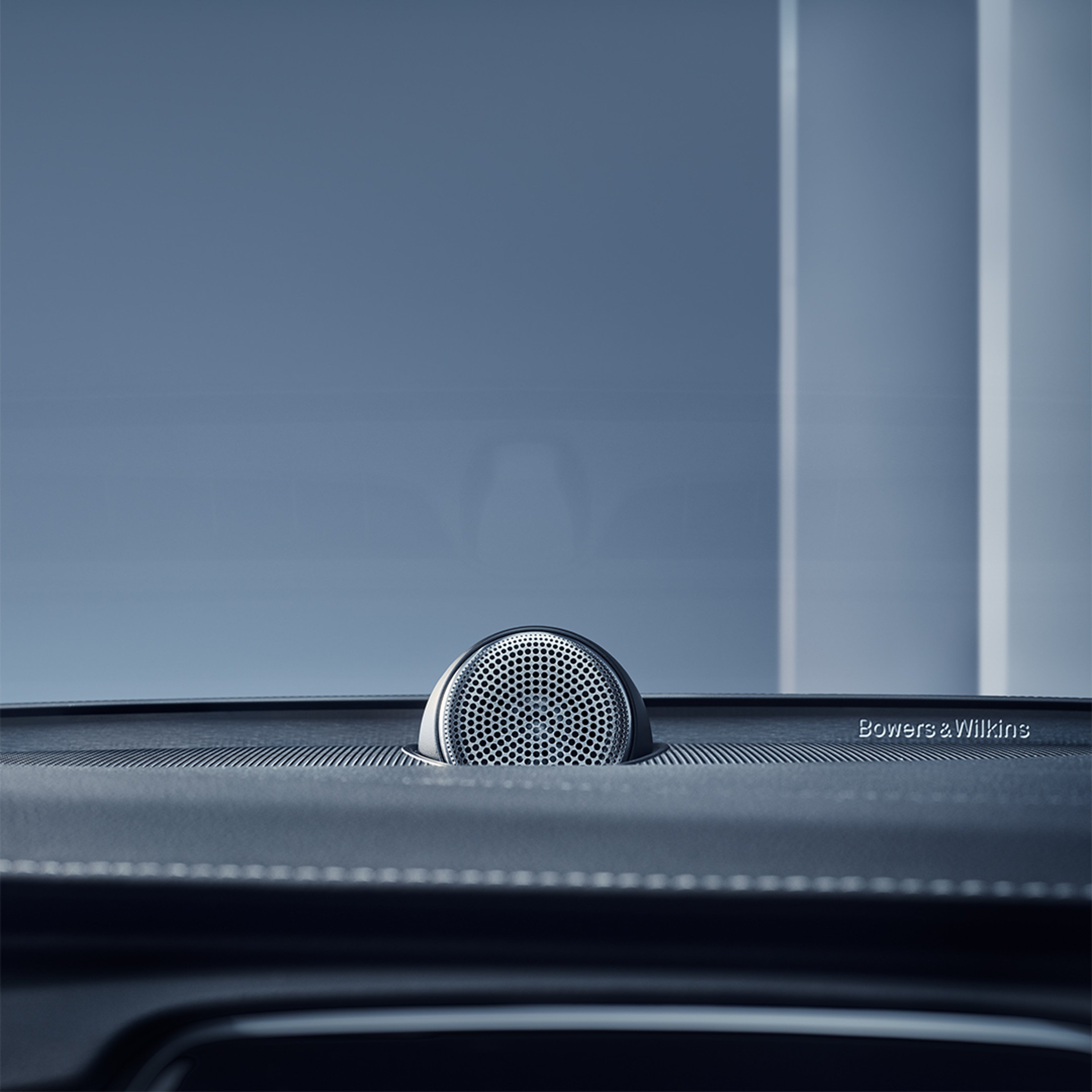 Acercamiento de un altavoz Bowers & Wilkins en el salpicadero del SUV semihíbrido Volvo XC90.