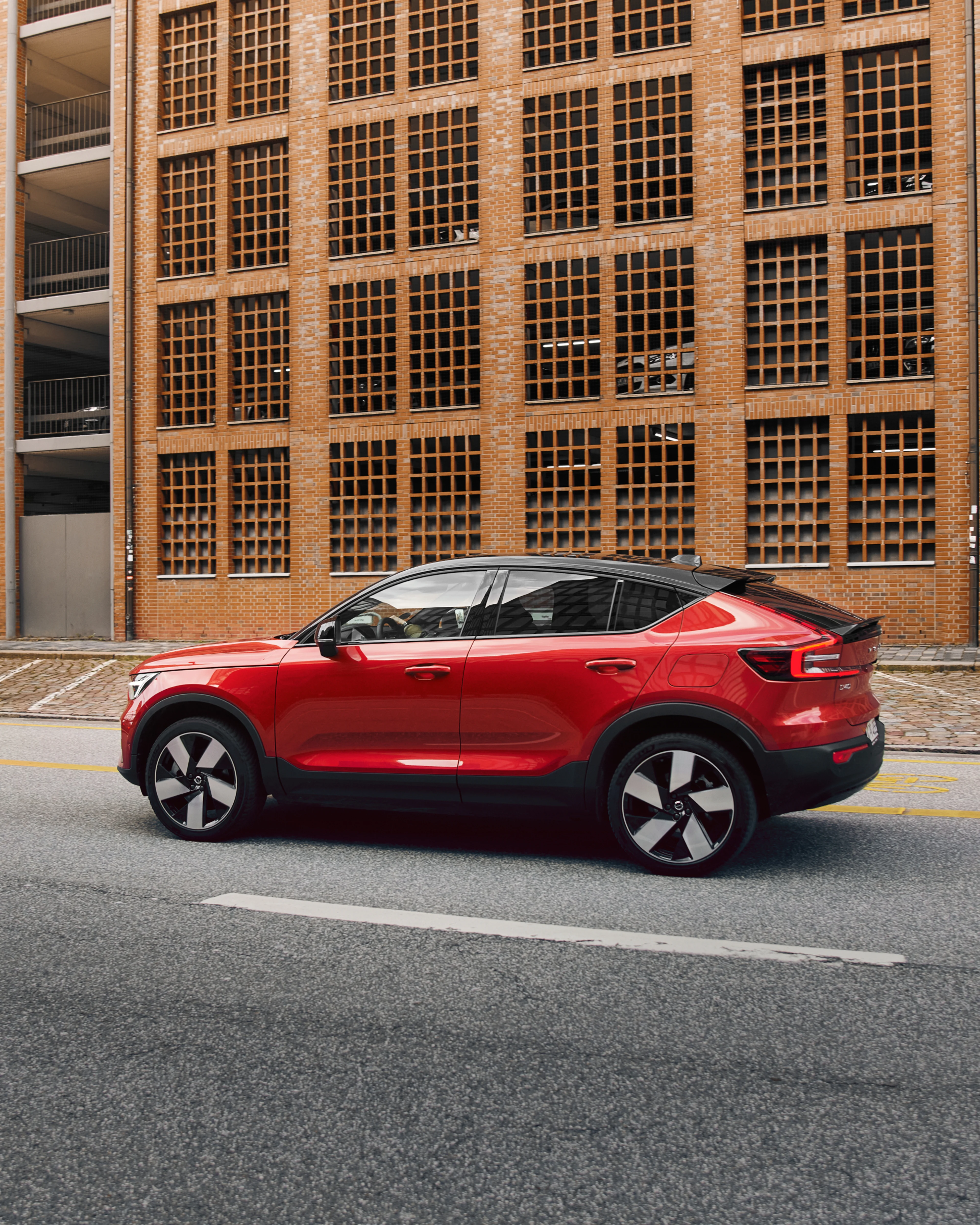 Volvo C40 fährt auf einer Straße