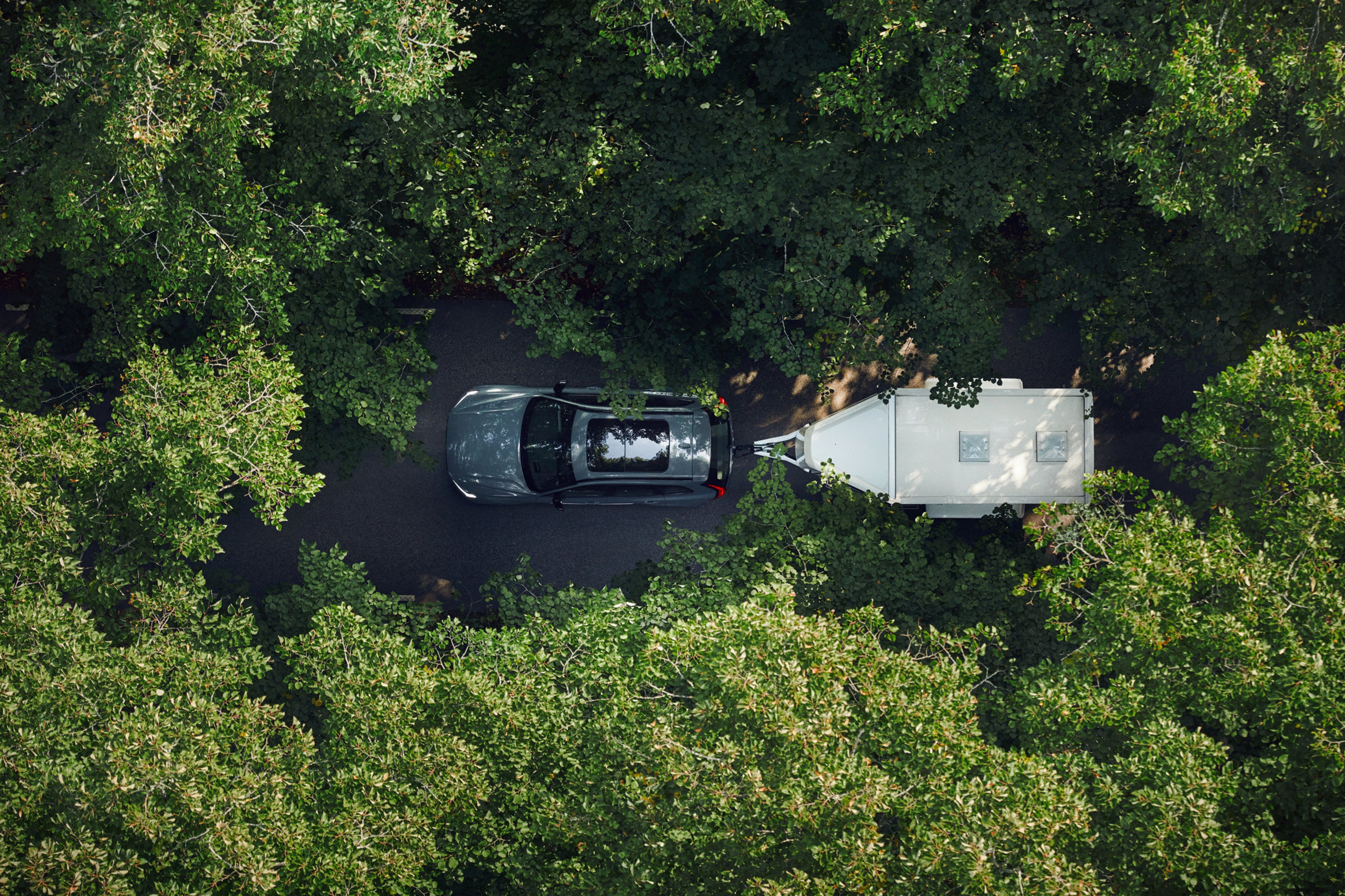 台 SUV 的鳥瞰圖,後方有著拖車。