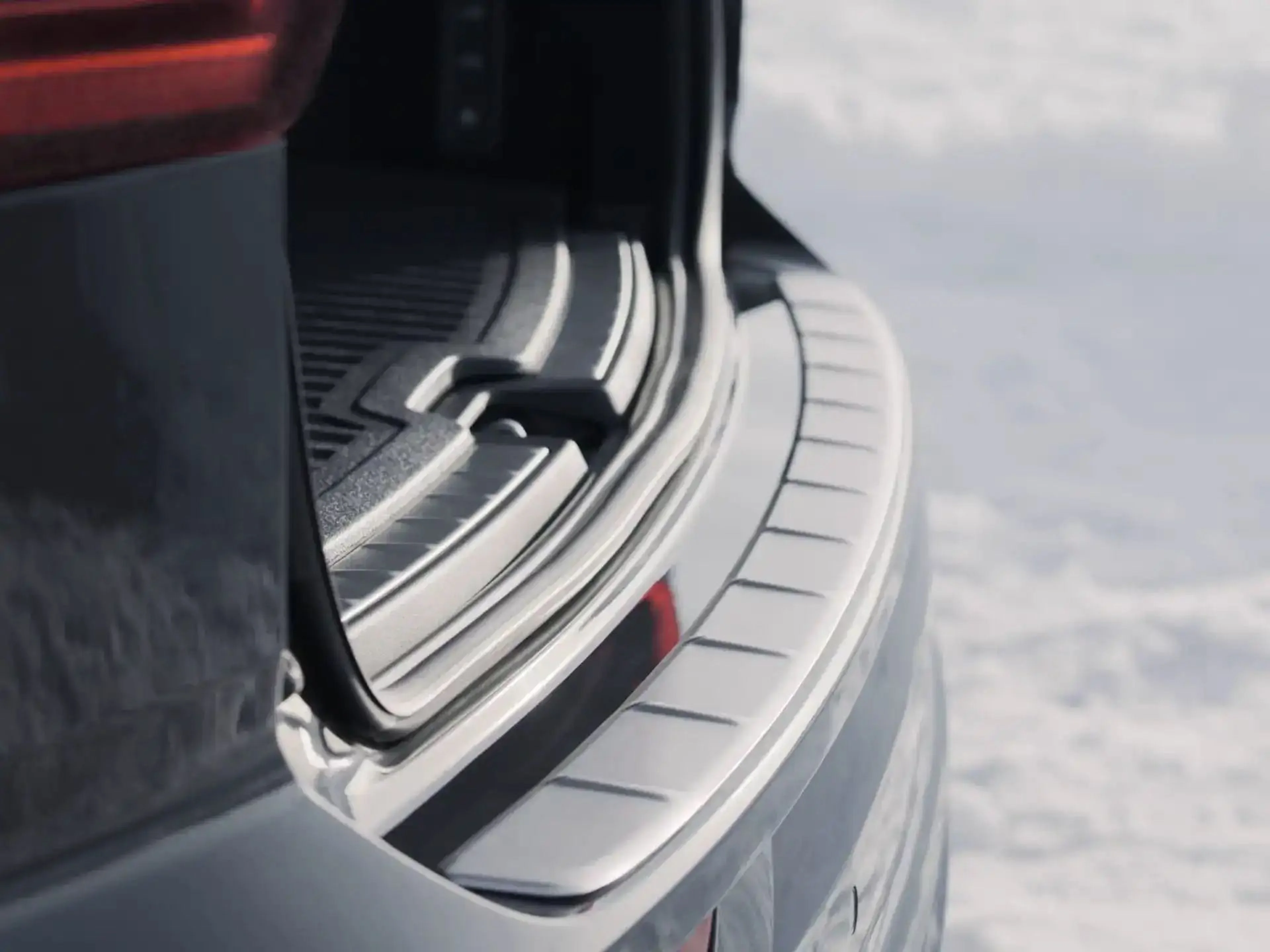 Nahaufnahme einer Heck-Stossfängerabdeckung an einem Volvo Fahrzeug.