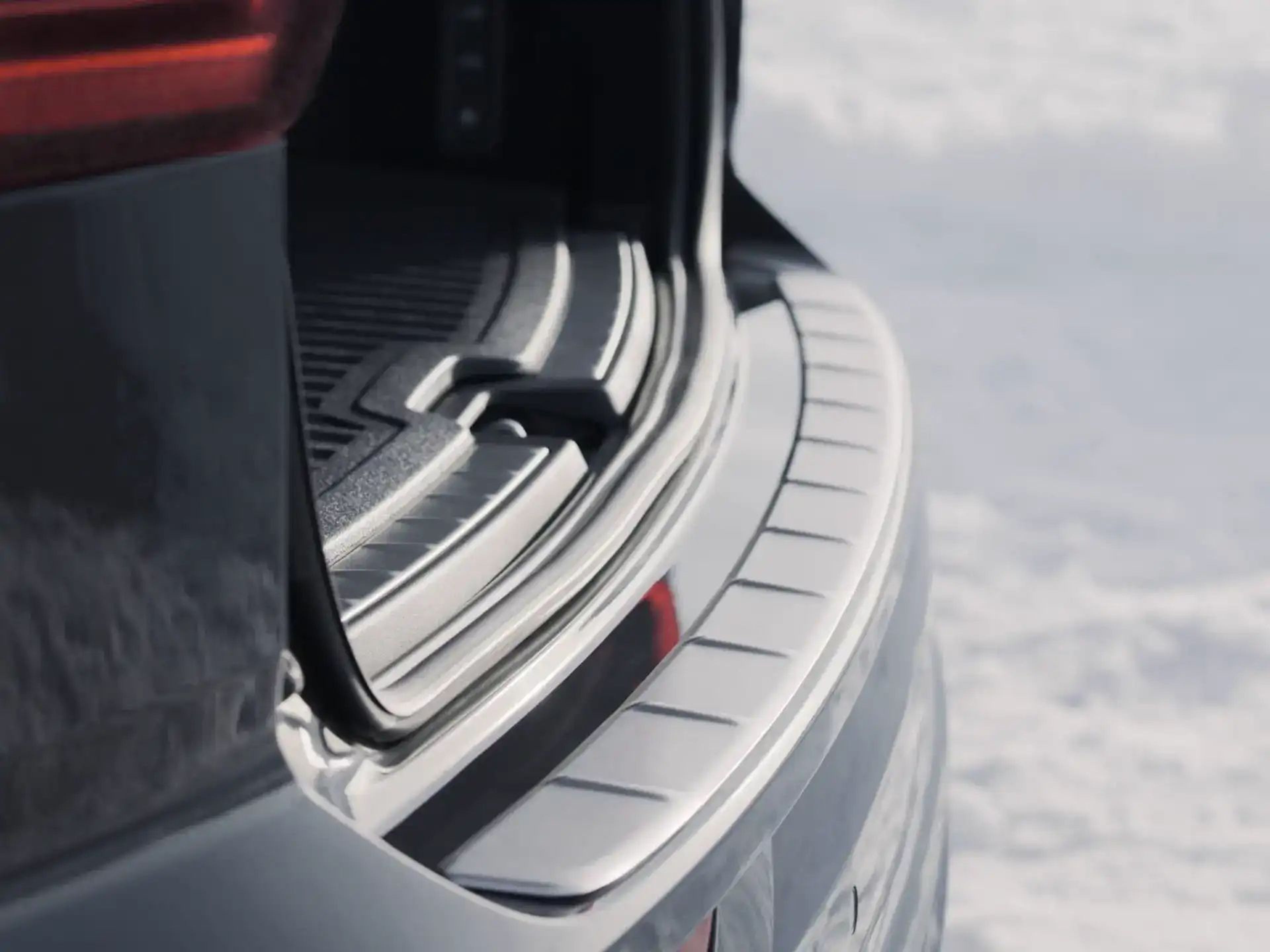 Közelkép egy Volvo hátsó lökhárító-védelméről.