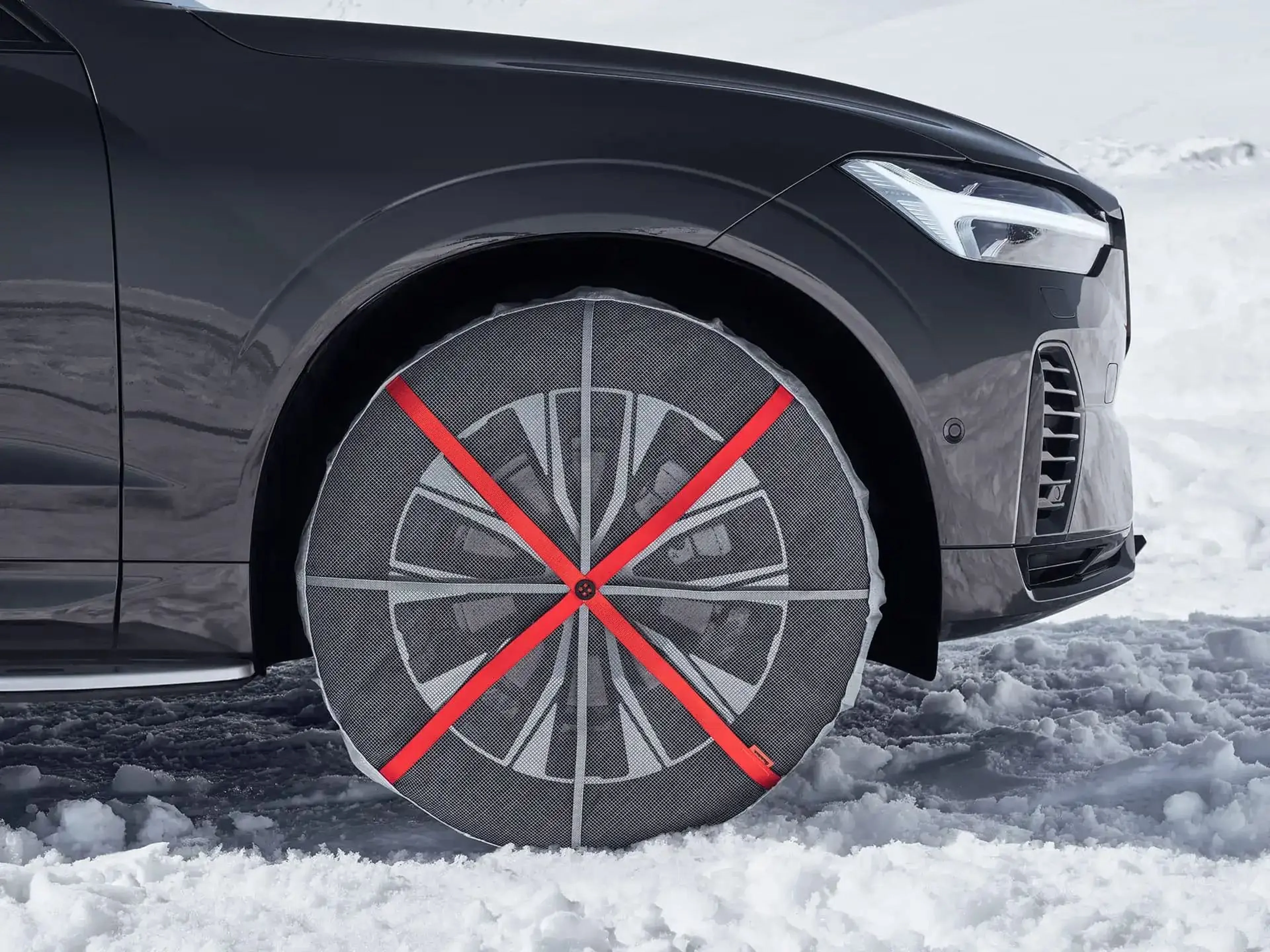 Eine AutoSock Reifensocke an einem Volvo XC60.