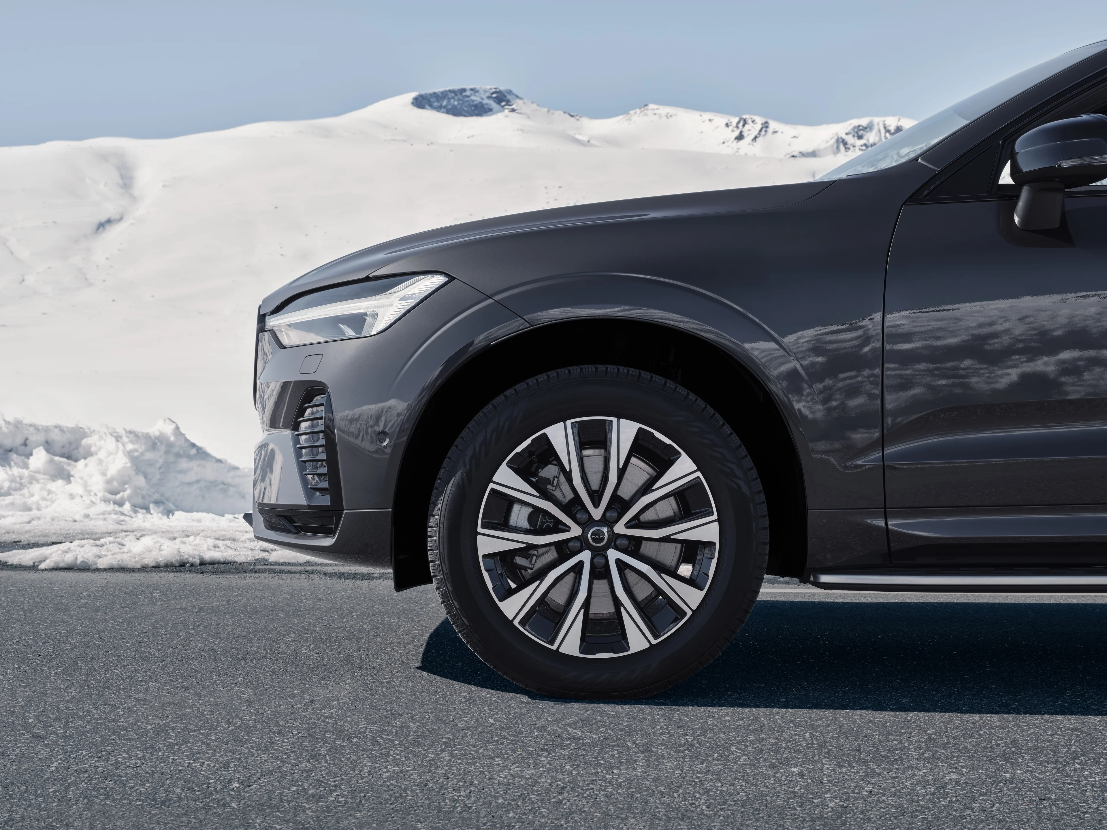 Volvo XC60 daļējs skats no priekšpuses ar ziemas riepām.