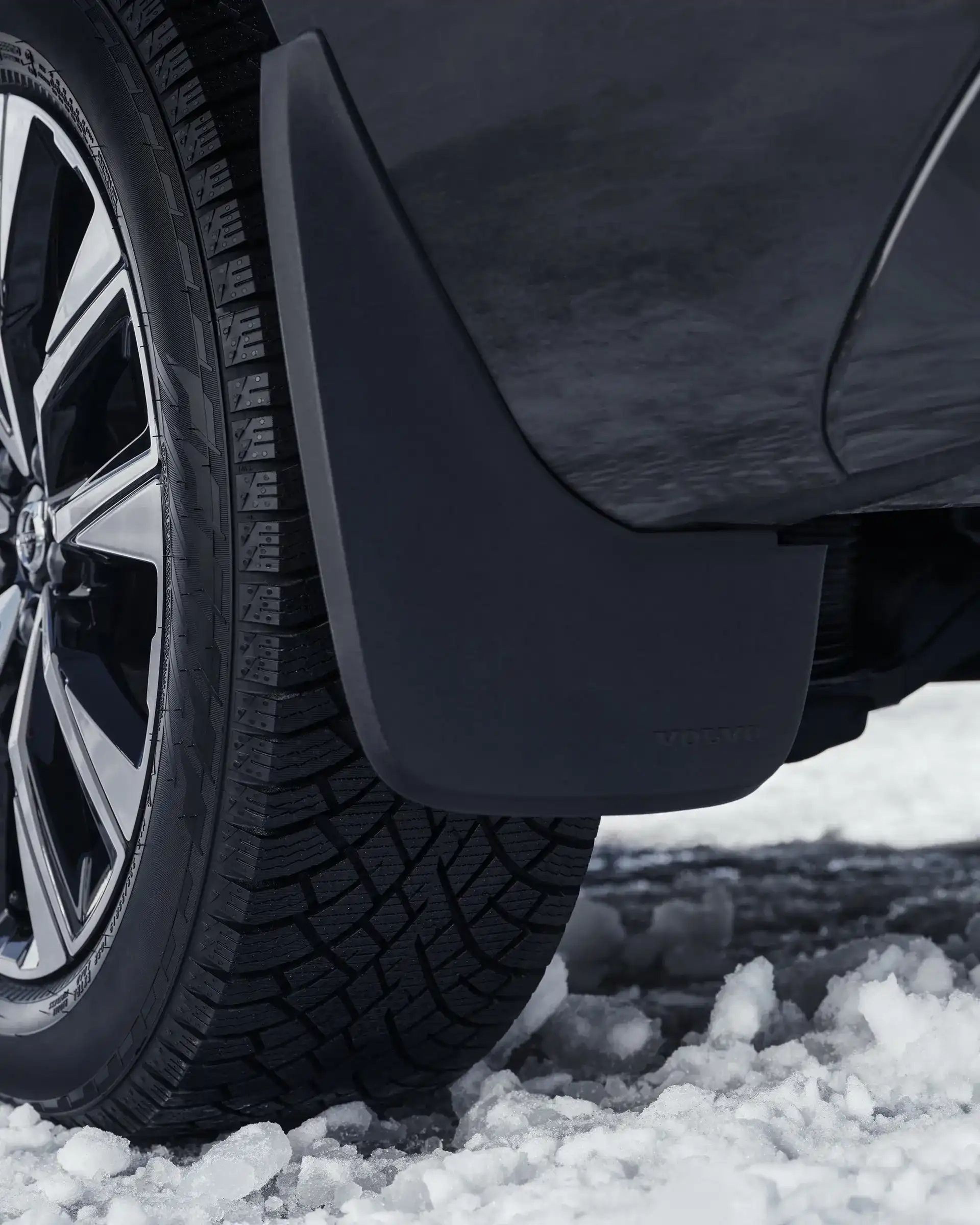 Közelkép egy Volvo XC60 modellre szerelt sárvédőről.