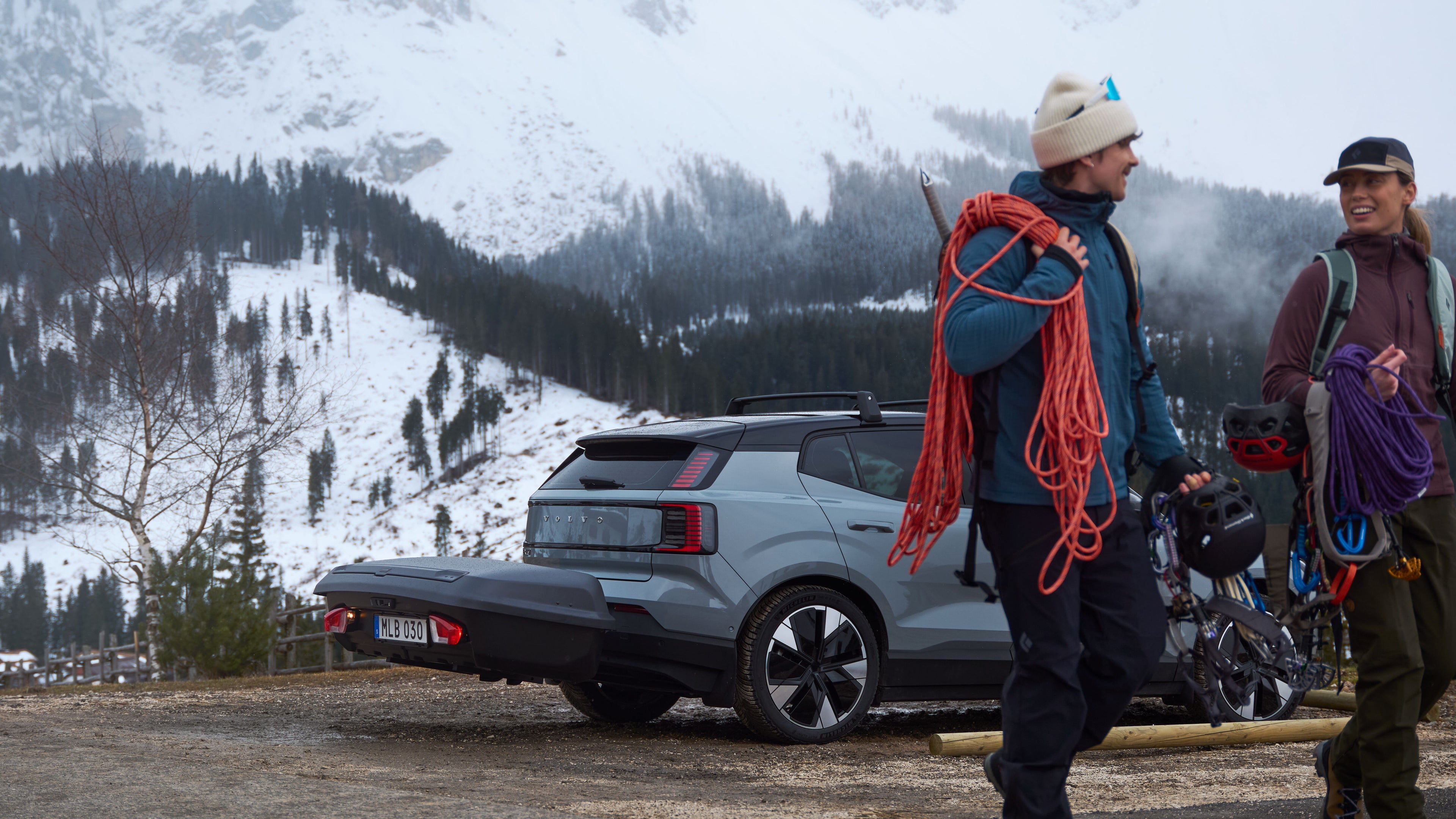 EX30 avec coffre de rangement sur attelage.